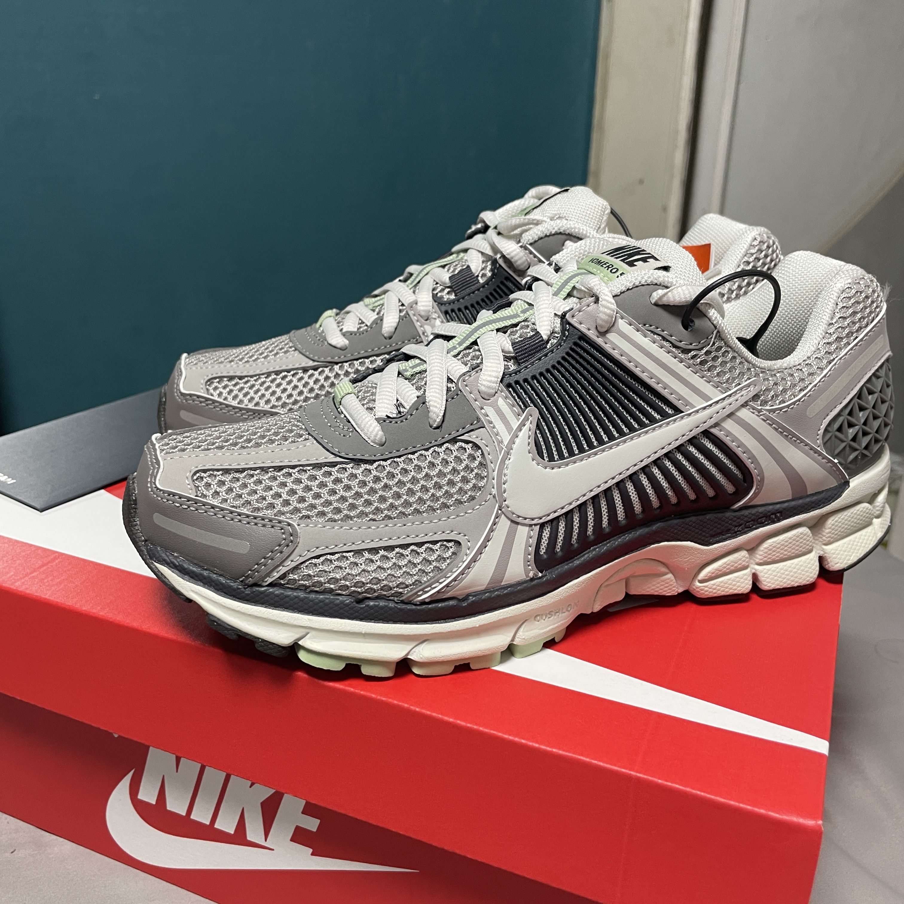 (W) Nike Zoom Vomero 5 Cobblestone and Flat Pewter 착용 스타일 - 2