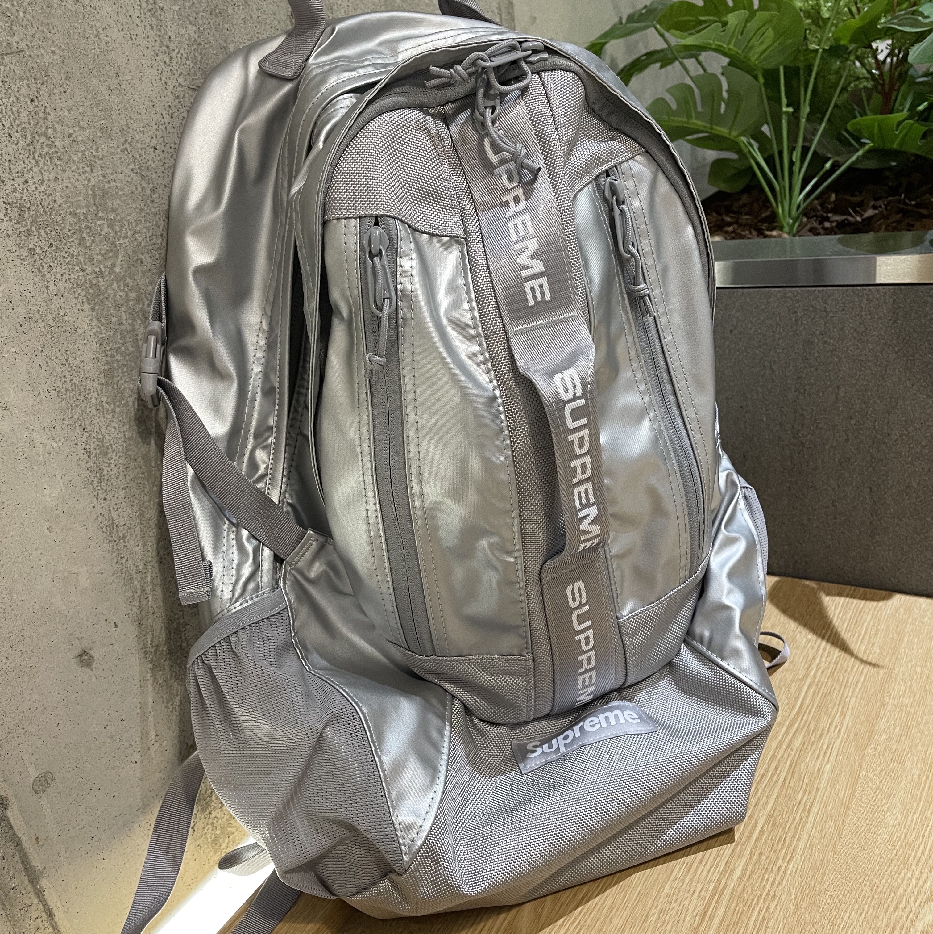 Supreme Backpack Silver - 22FW 착용 스타일