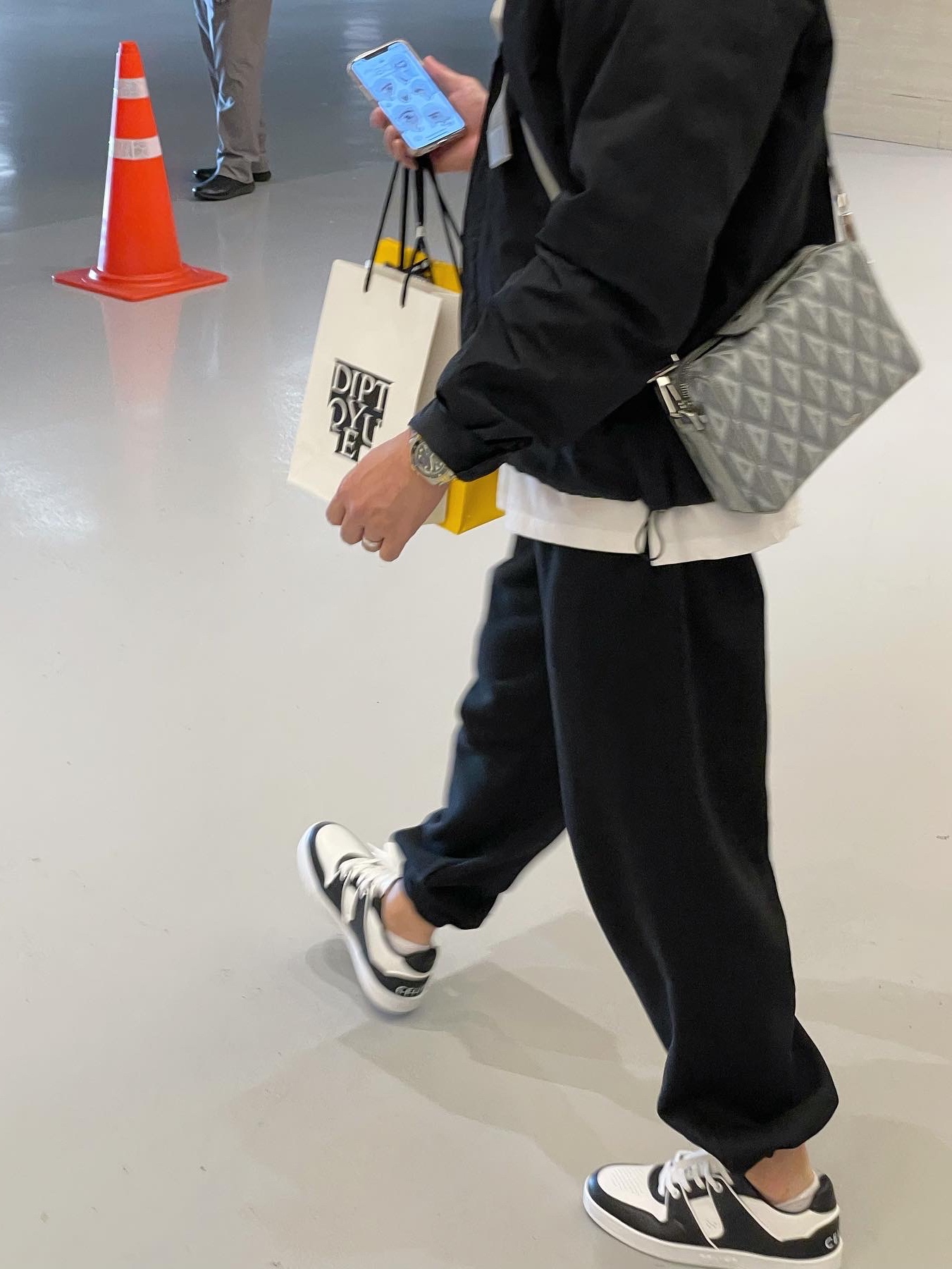 Wooyoungmi White Embroidered Logo Ball Cap Black, Celine CT-04 Low Lace Up Calfskin Sneakers Optic White Black 착용 스타일 - 4