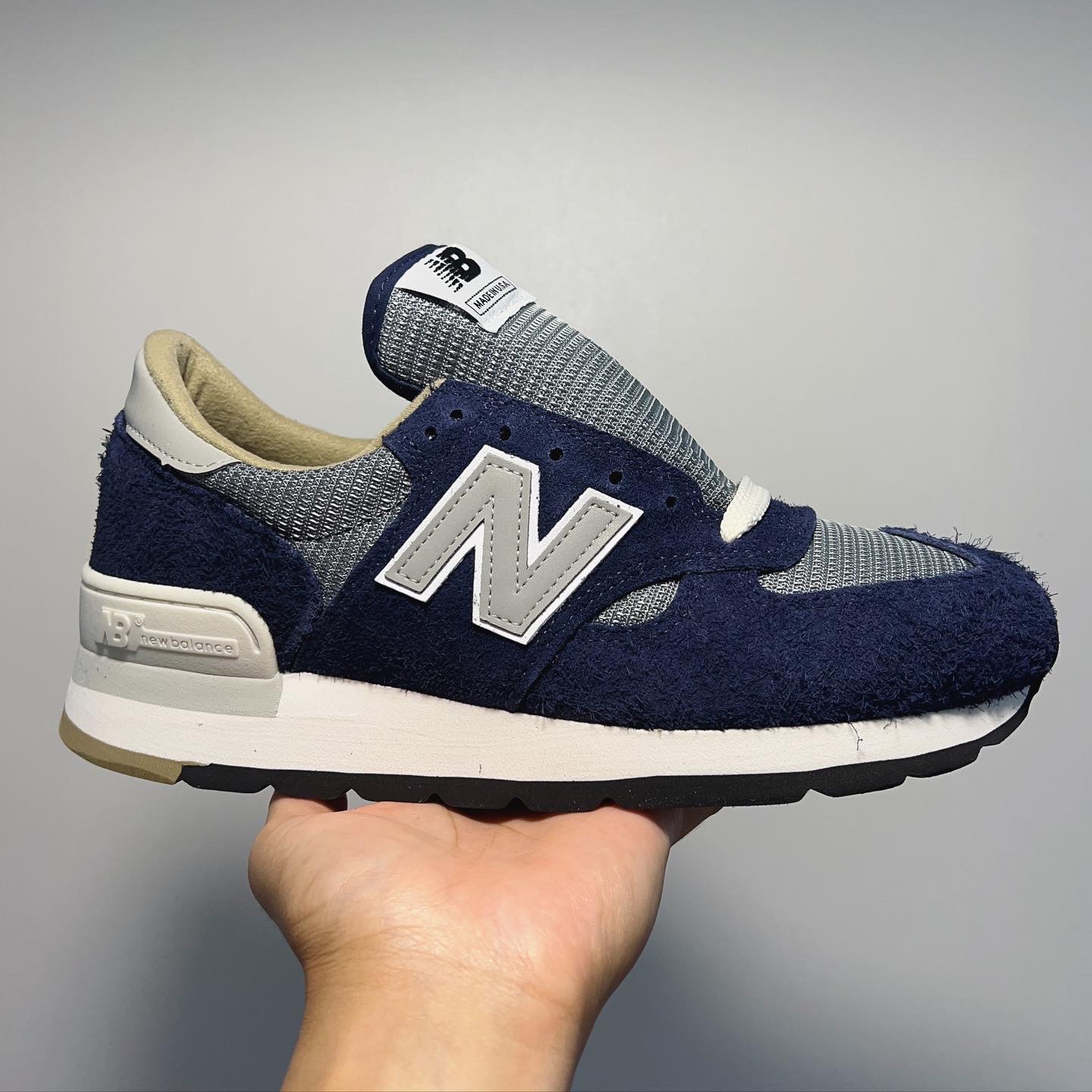 New Balance x Carhartt WIP 990v1 Made in USA Sculpture Center 착용 스타일 - 2