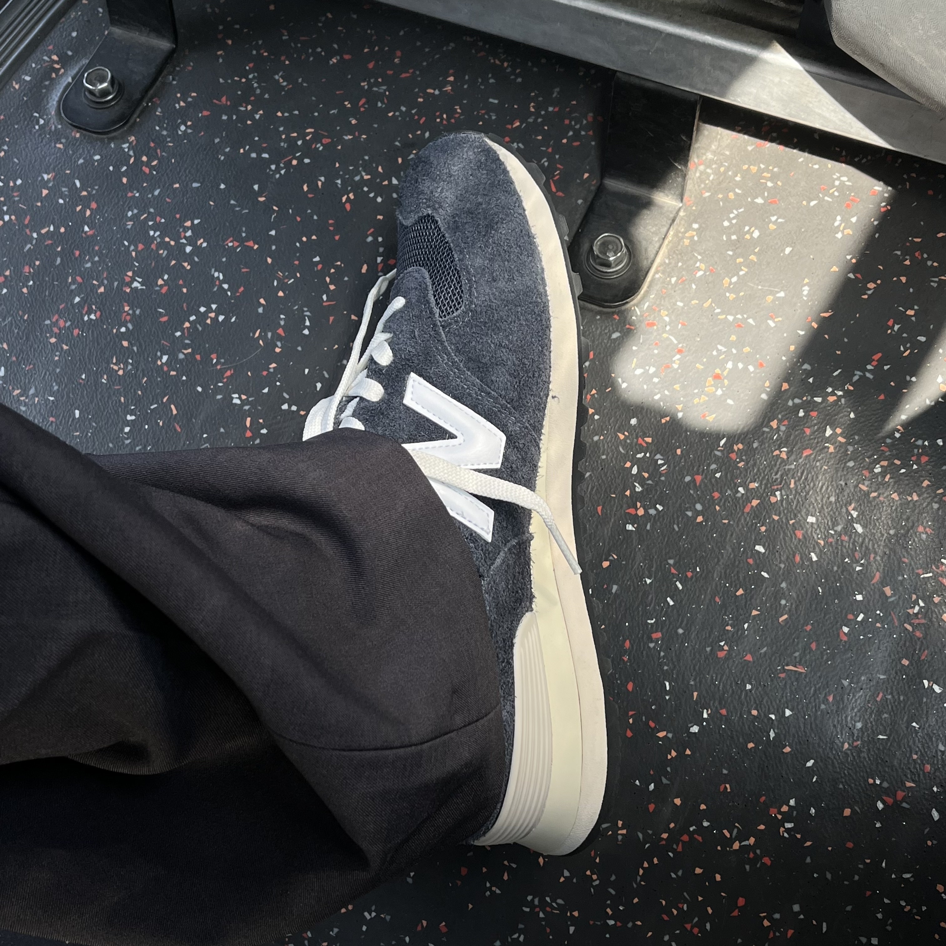New Balance 574 Heritage Navy 착용 스타일 - 2