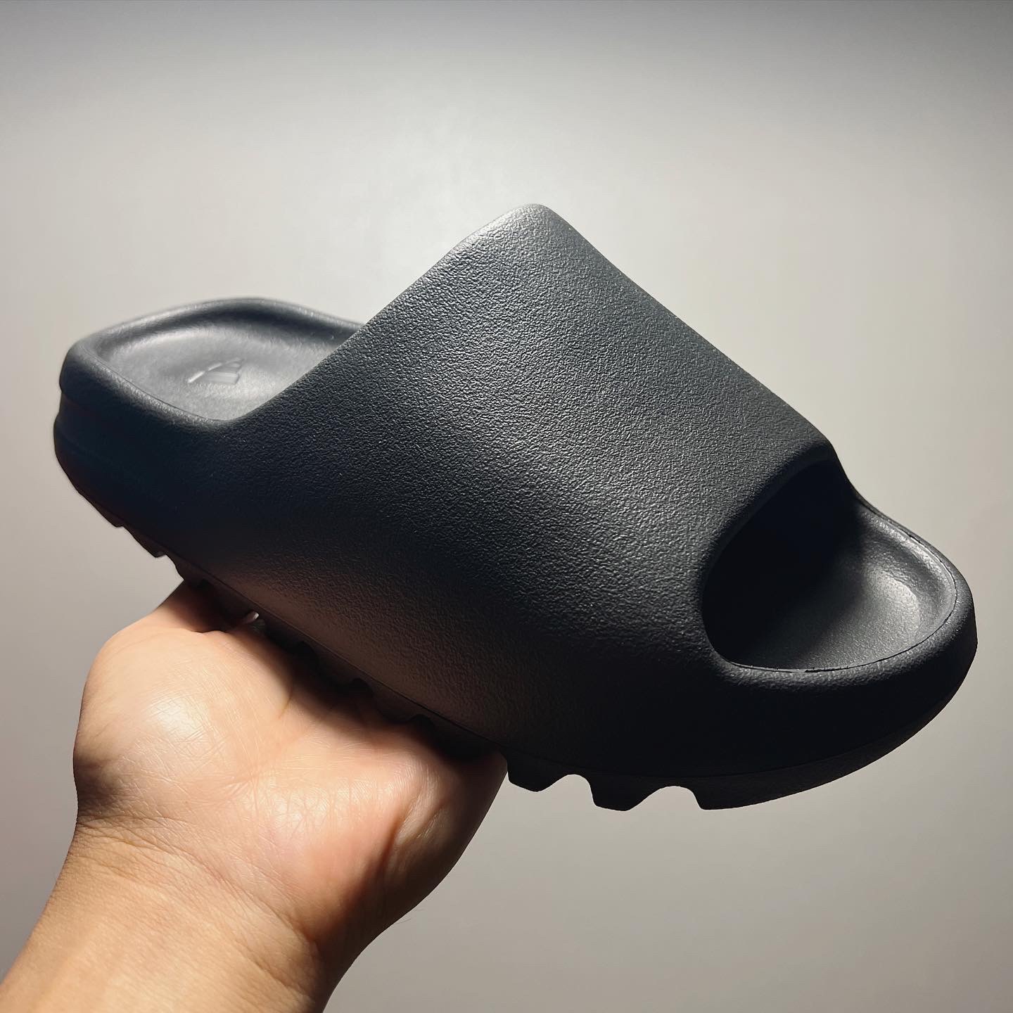 Adidas Yeezy Slide Onyx 착용 스타일 - 3
