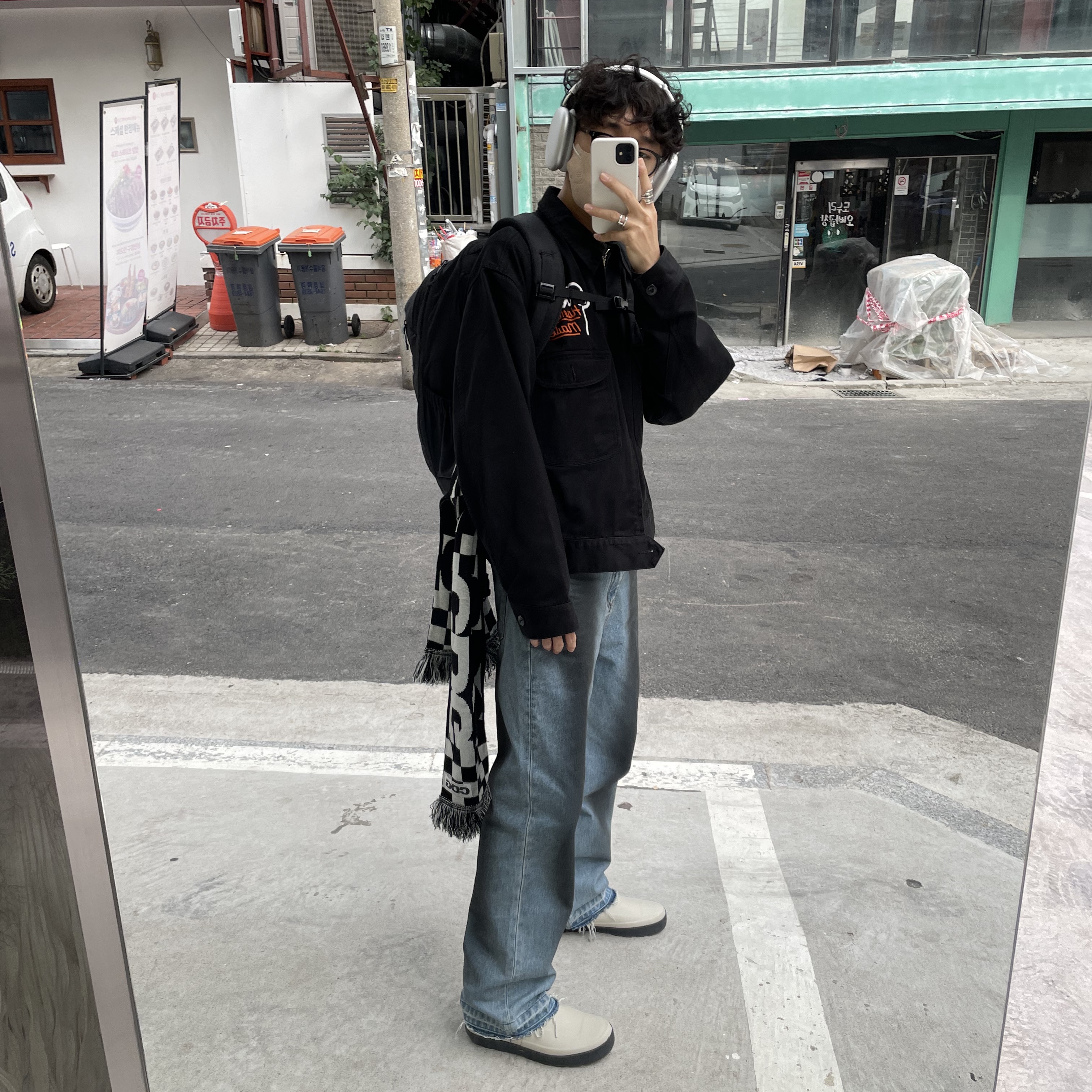 Ader Error Shab Jeans Blue, Apple AirPods Max Lightning Silver (Korean Ver.) 착용 스타일 - 1