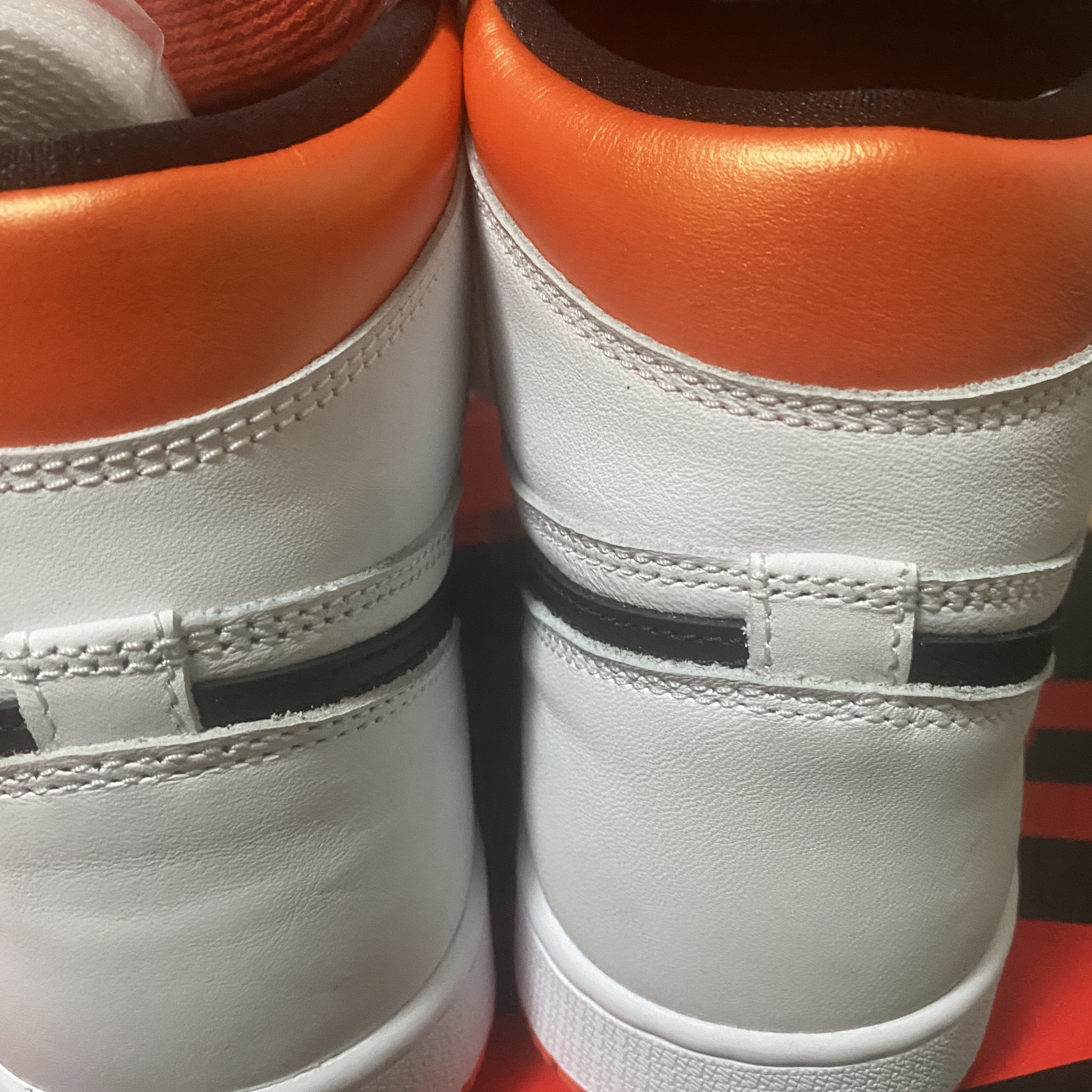 Jordan 1 Retro High OG Electro Orange 착용 스타일