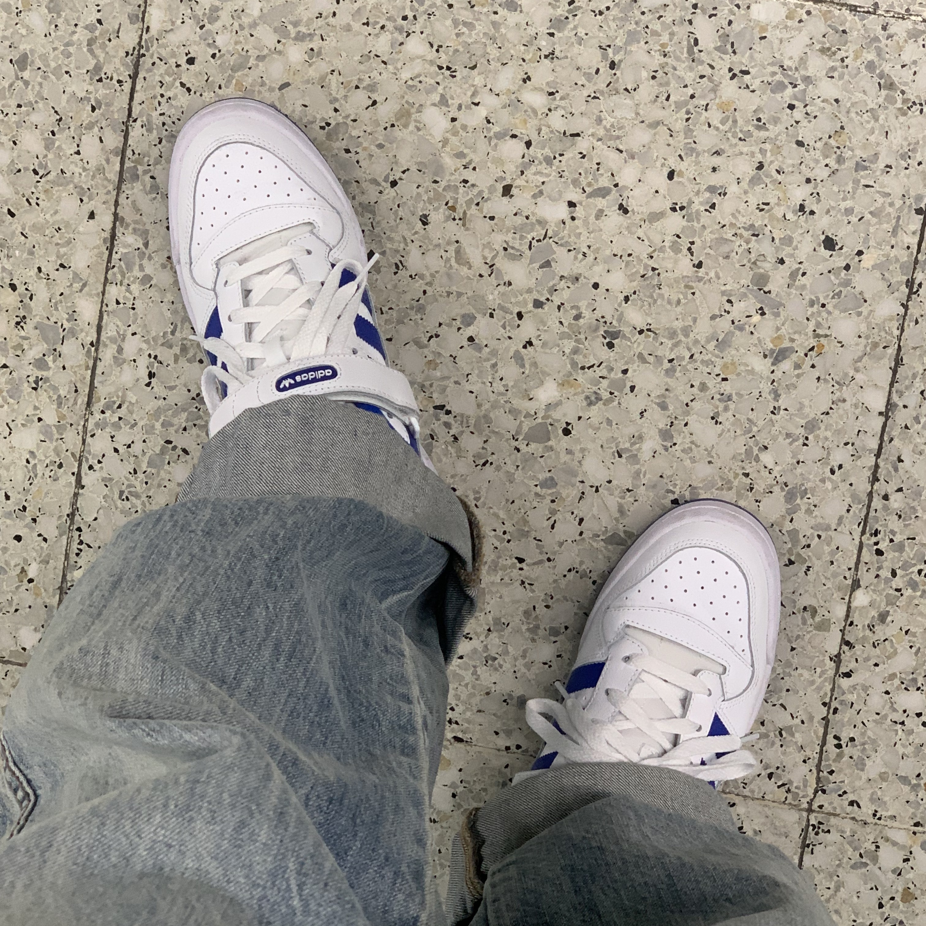 Adidas Forum Low White Royal Blue 착용 스타일 - 1