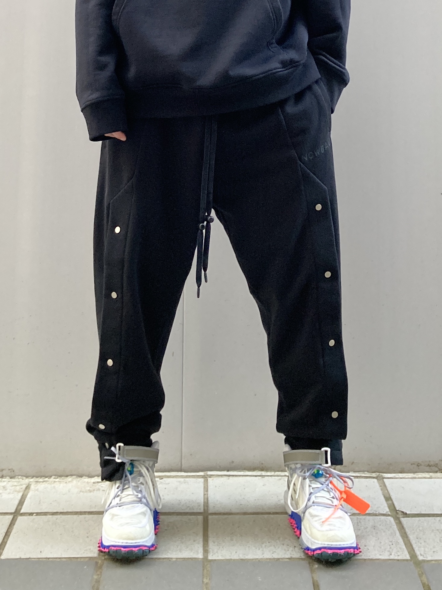 Nike x Off-White Air Force 1 Mid SP White 착용 스타일 - 3