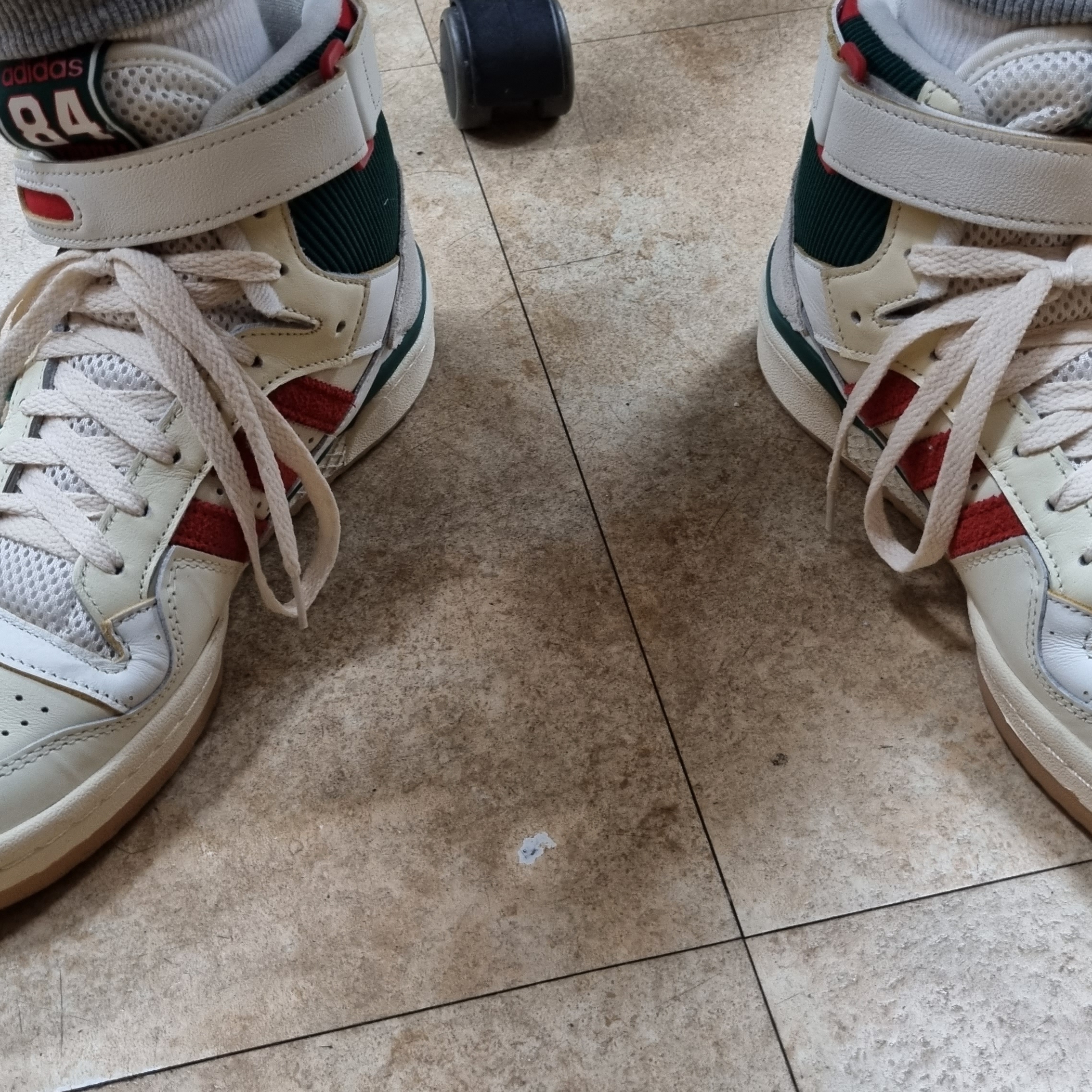 Adidas Forum 84 High Collegiate Green Red 착용 스타일 - 2