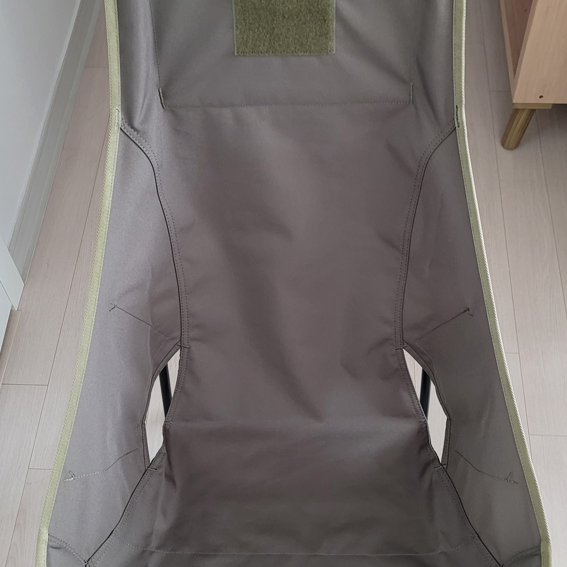 Helinox Tactical Chair Two Military Olive 착용 스타일