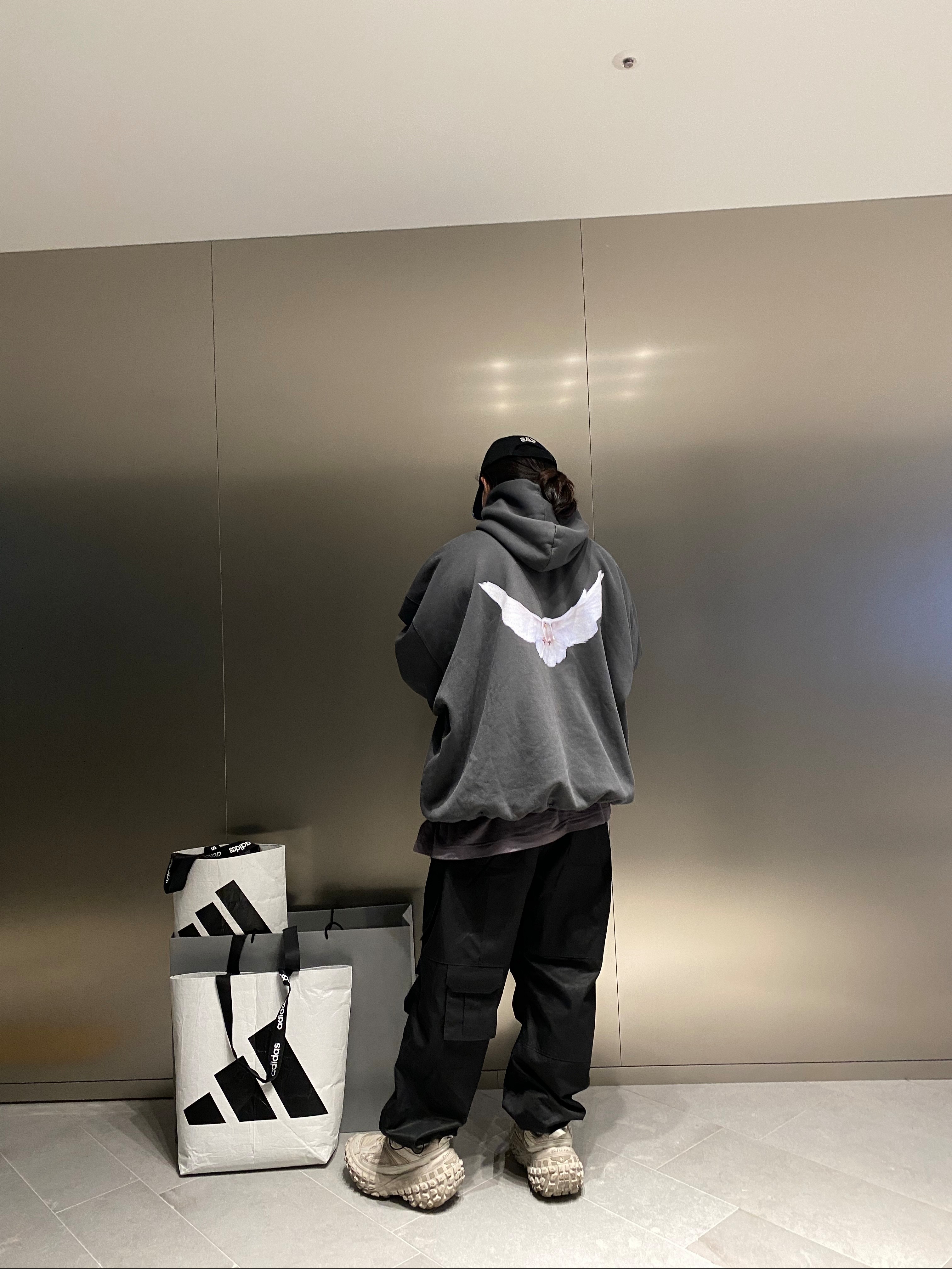 Yeezy Gap Engineered By Balenciaga Dove Hoodie Dark Grey, Balenciaga Defender Sneakers Beige 착용 스타일 - 1
