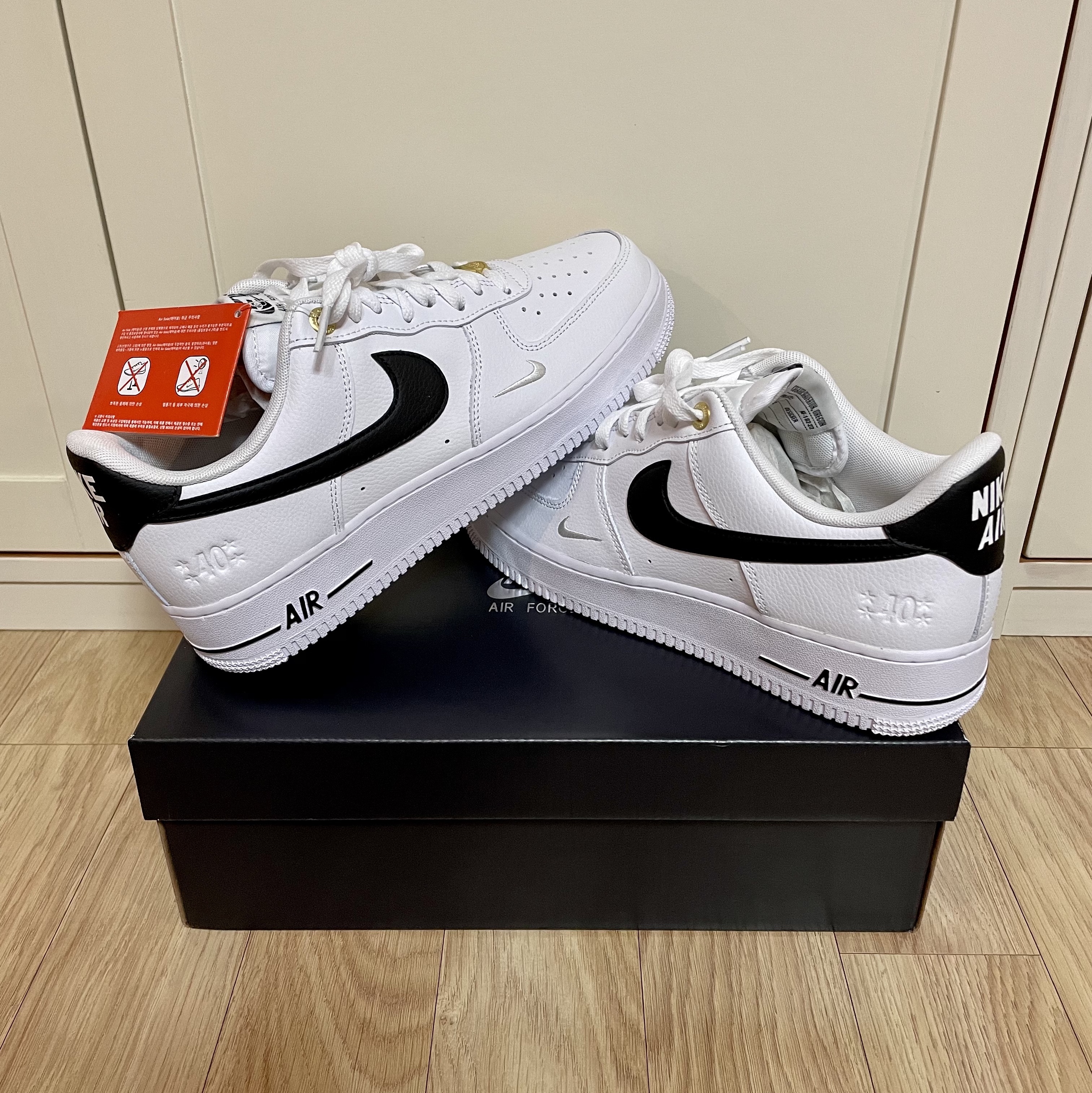 Nike Air Force 1 '07 LV8 40th Anniversary Join Forces White Black 착용 스타일 - 1