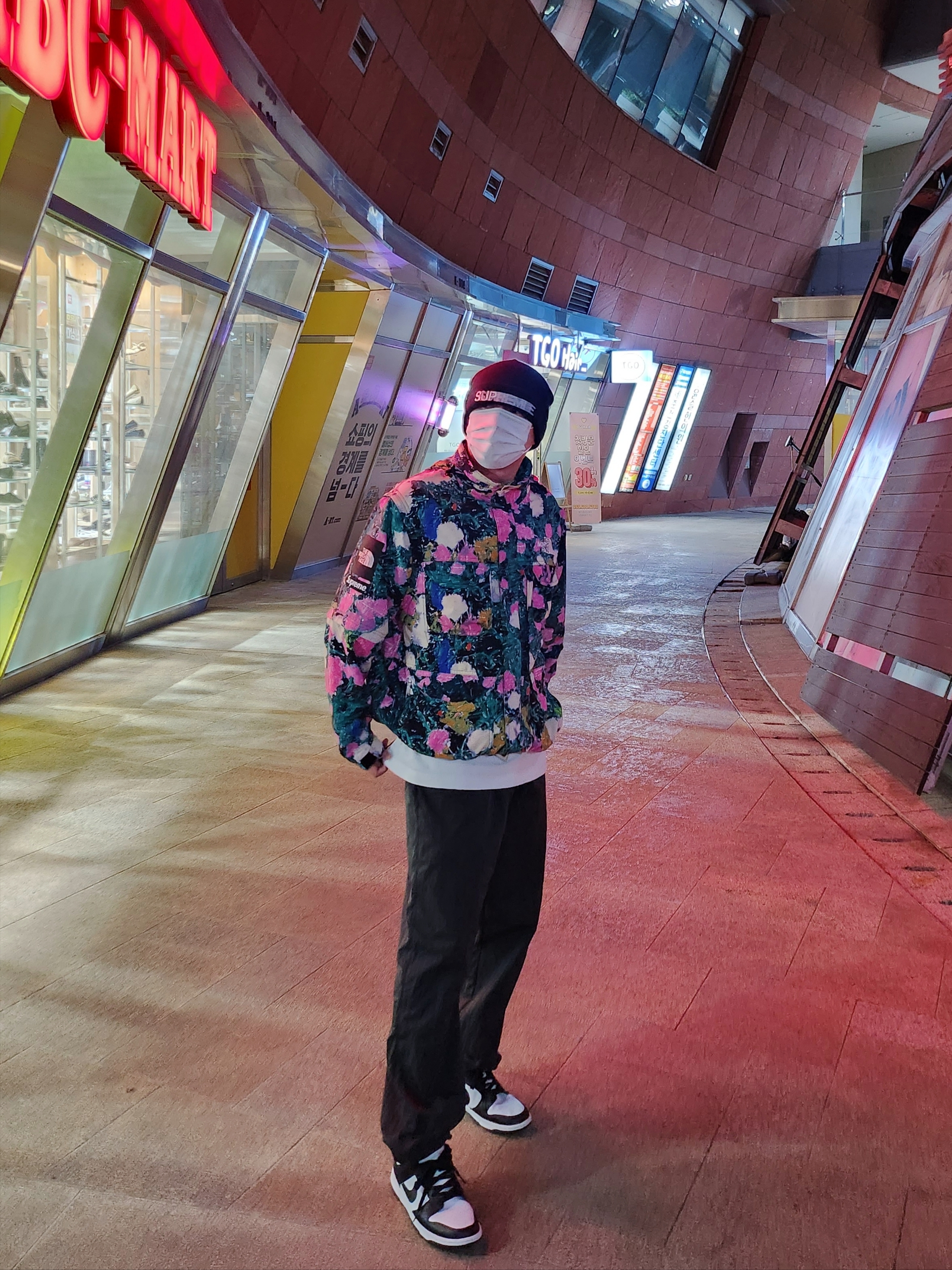Supreme x The North Face Trekking Convertible Jacket Flowers - 22SS, Nike Dunk Low Retro Black 착용 스타일 - 1