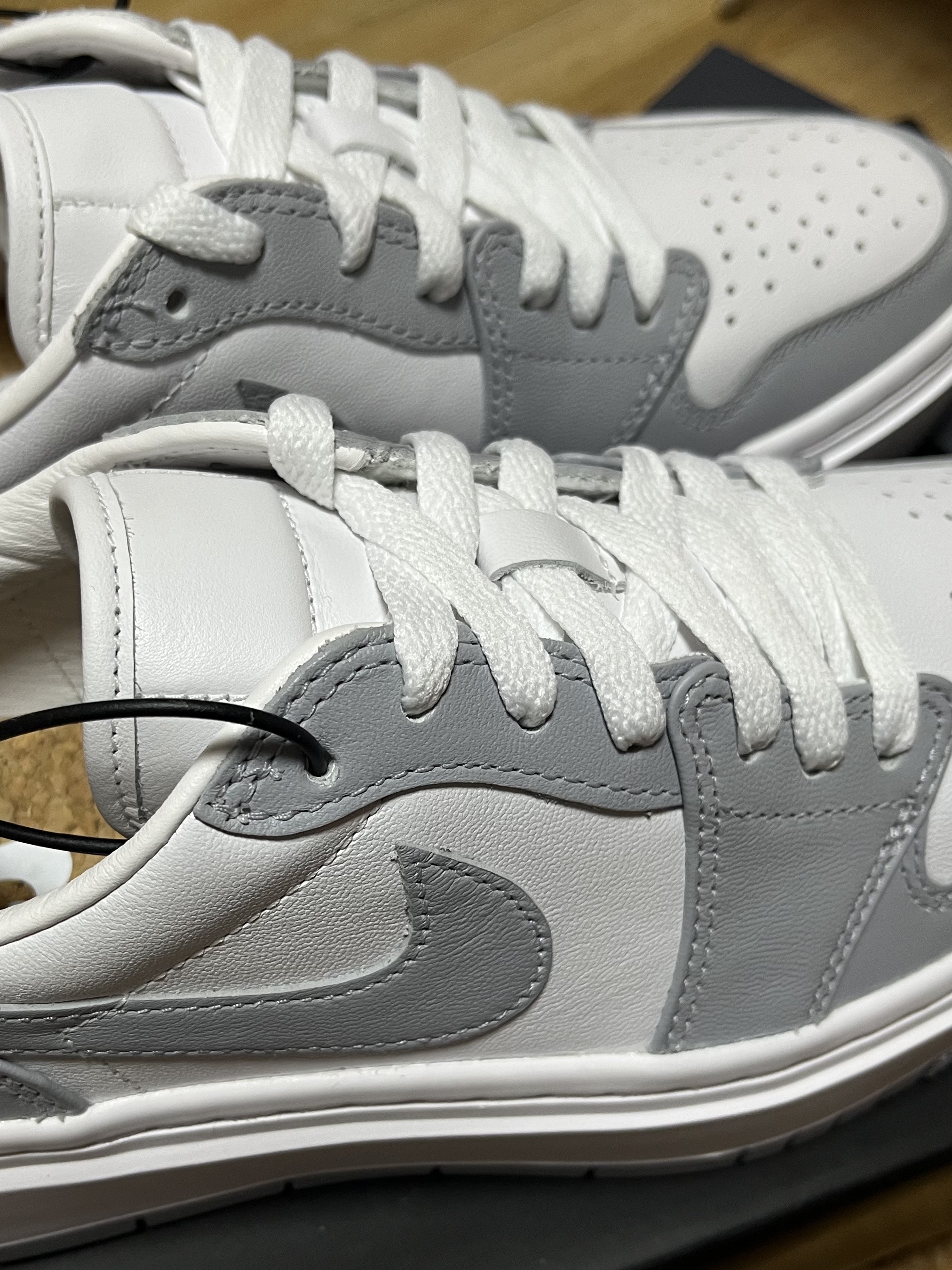 (W) Jordan 1 Elevate Low White and Wolf Grey 착용 스타일 - 2