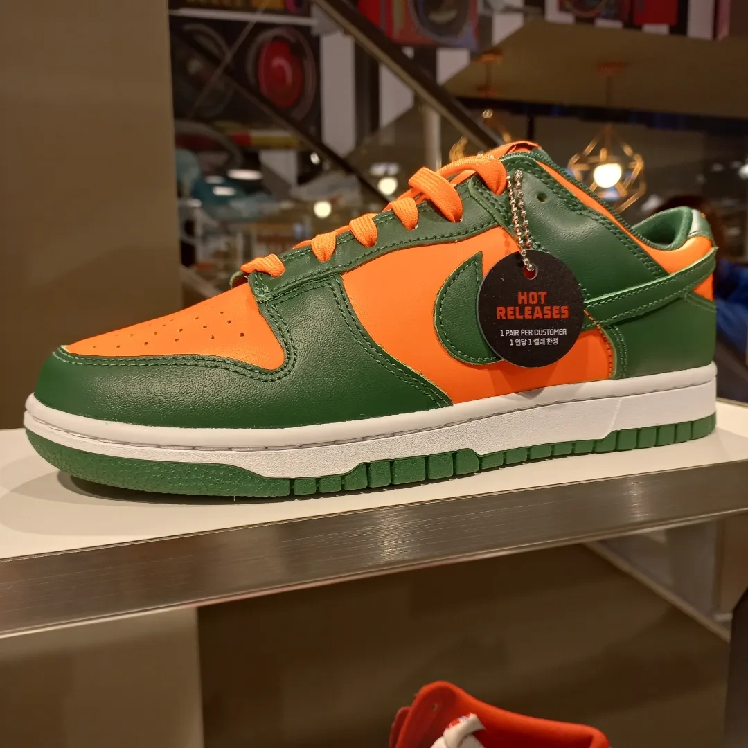 Nike Dunk Low Gorge Green and Total Orange, Nike Dunk Low Retro University Gold and Deep Maroon 착용 스타일 - 1