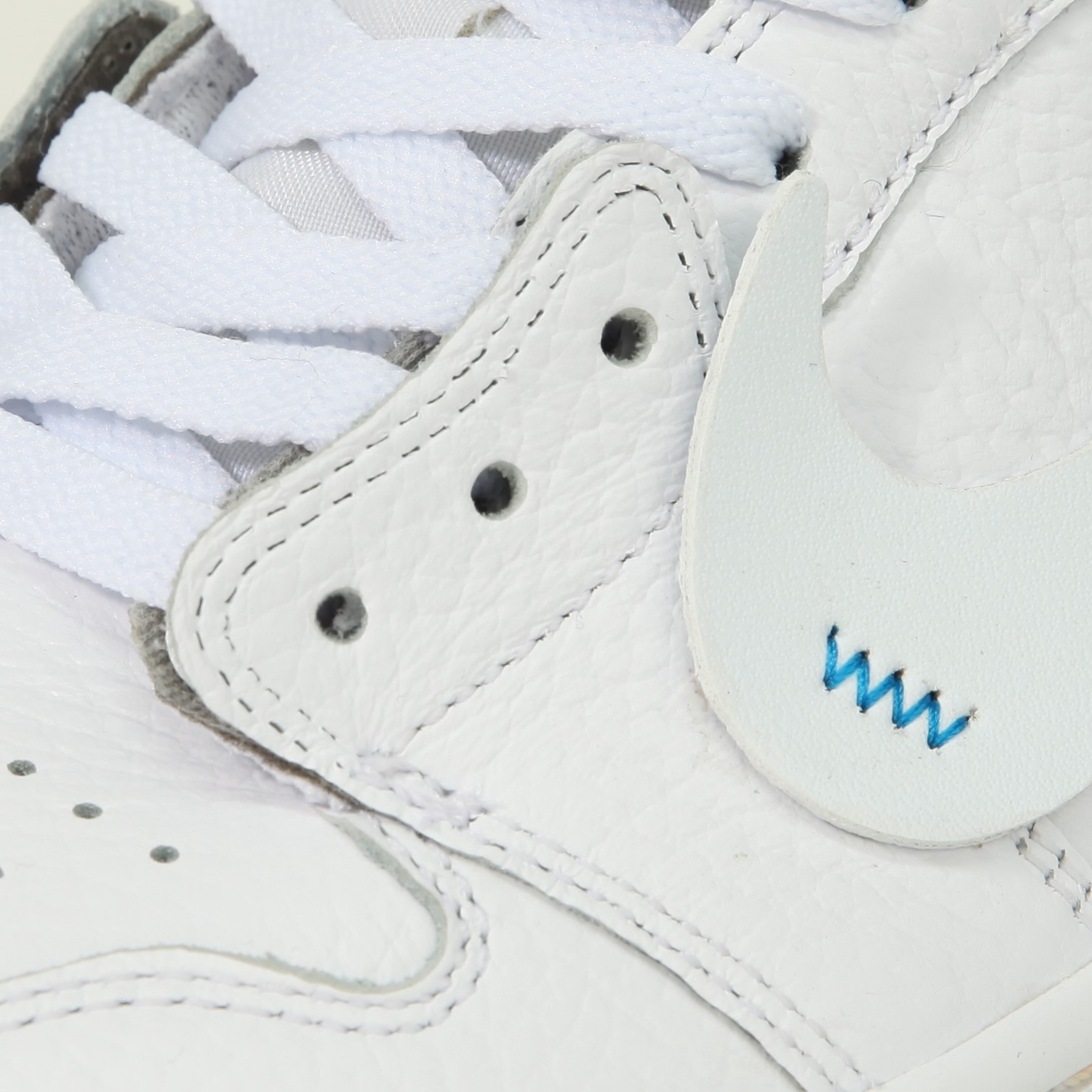 Jordan 1 Low Golf Triple White 착용 스타일 - 5