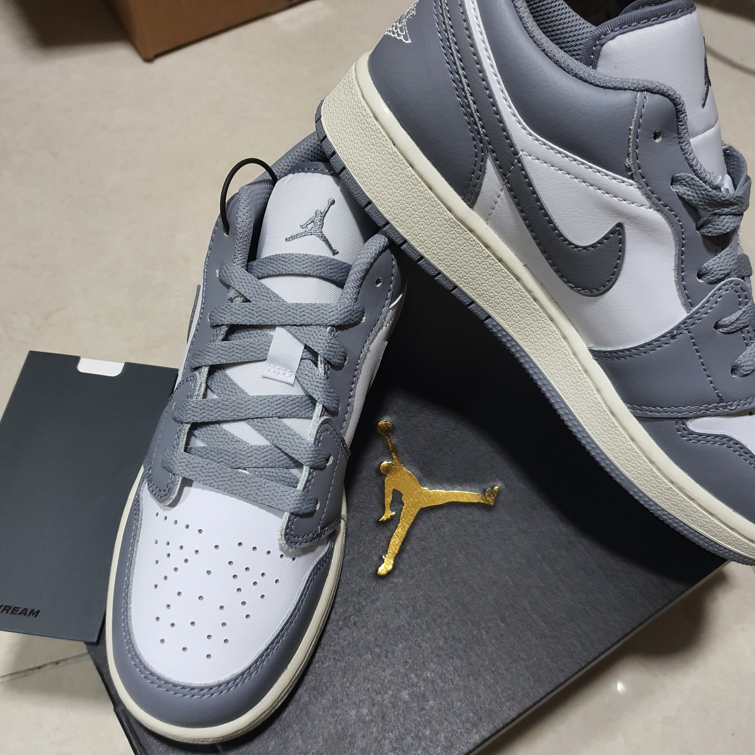 Jordan 1 Low Stealth and White 착용 스타일