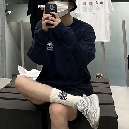 Adidas Yeezy Boost 350 V2 Blue Tint 2017, Stussy Stock DSM New York LS T-Shirt Navy 2021 착용 스타일 - 1