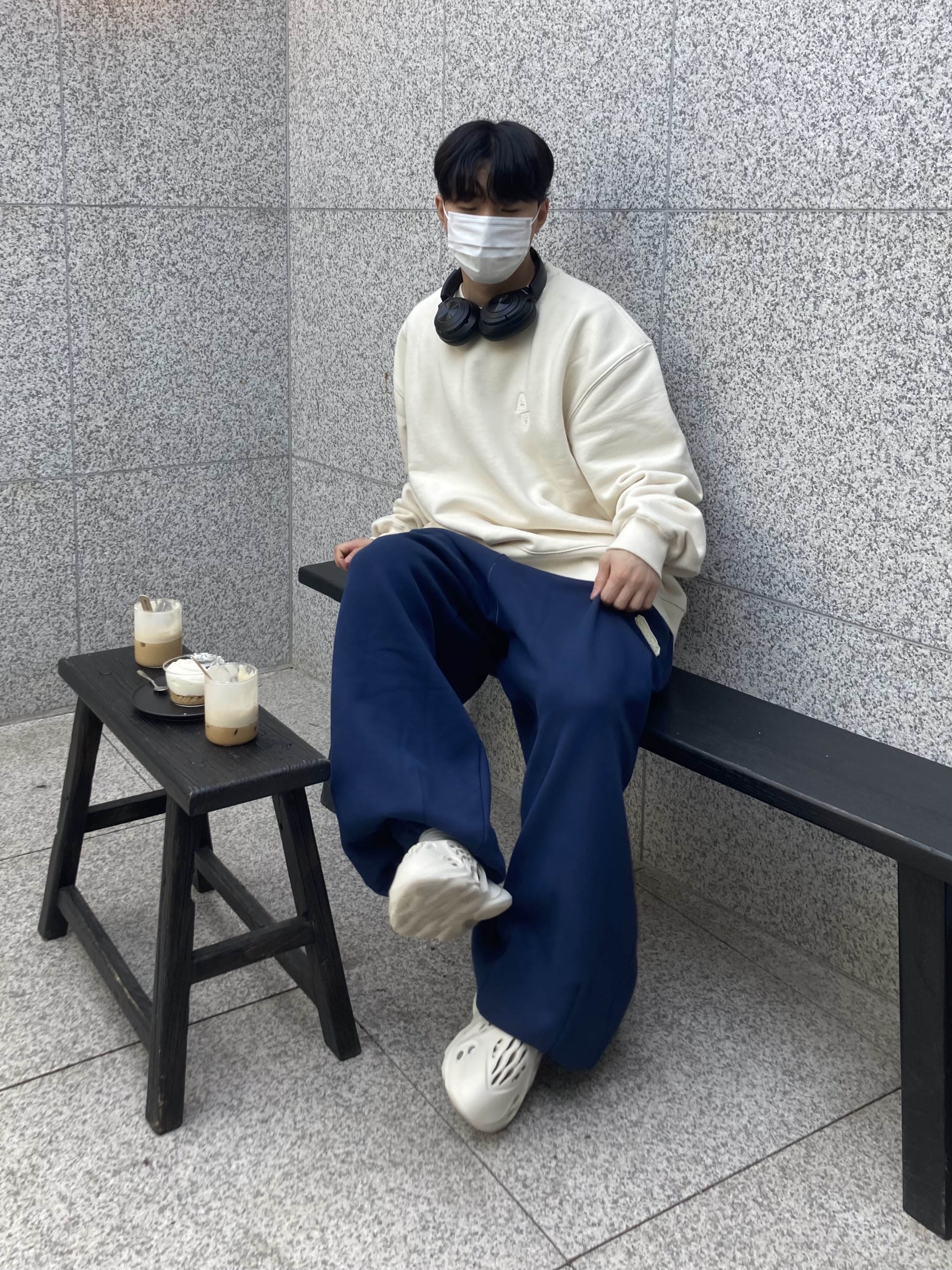 Adidas Yeezy Foam RNNR Sand 착용 스타일 - 3