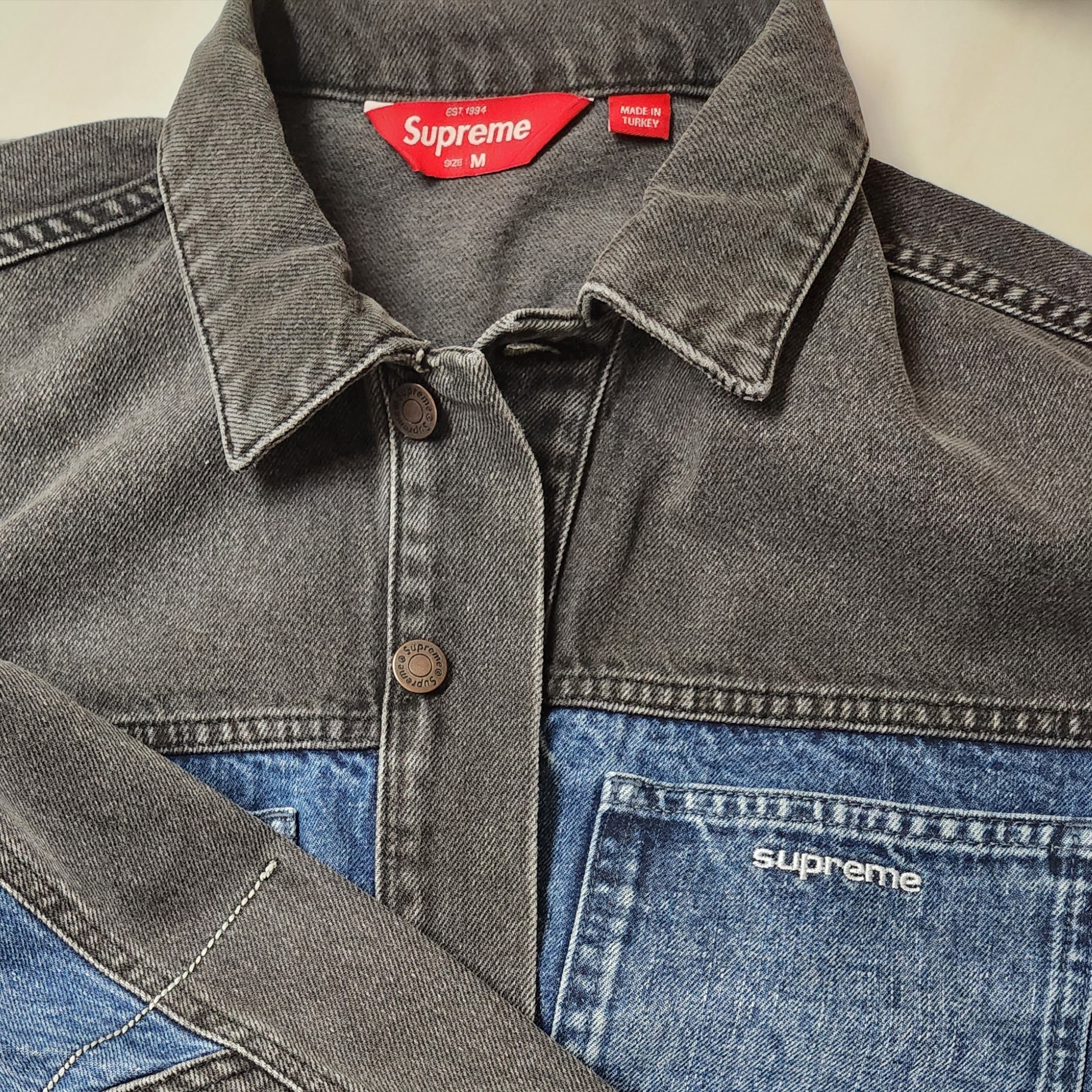 Supreme 2-Tone Paneled Denim Jacket Black - 22FW, Nike Dunk Low Retro Black 착용 스타일 - 2