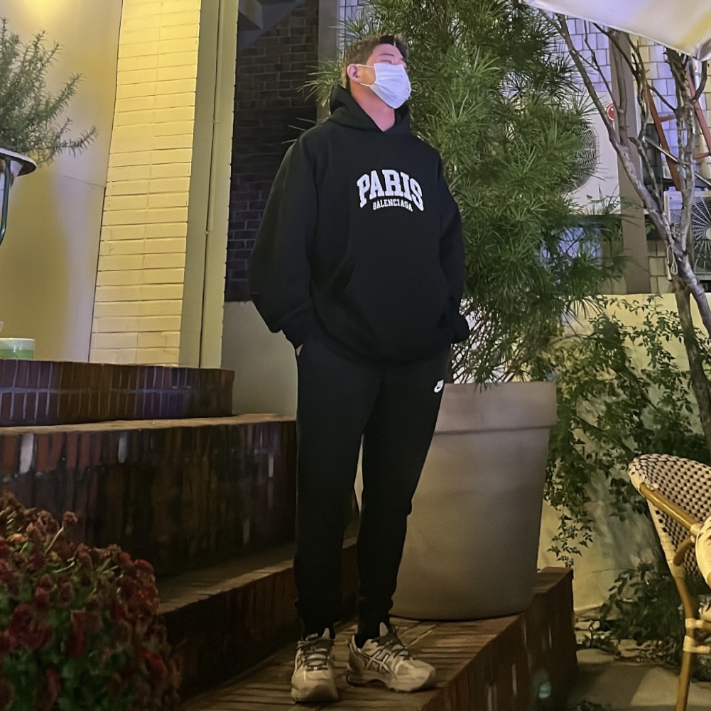 Balenciaga Cities Paris Wide Fit Hoodie Black 착용 스타일