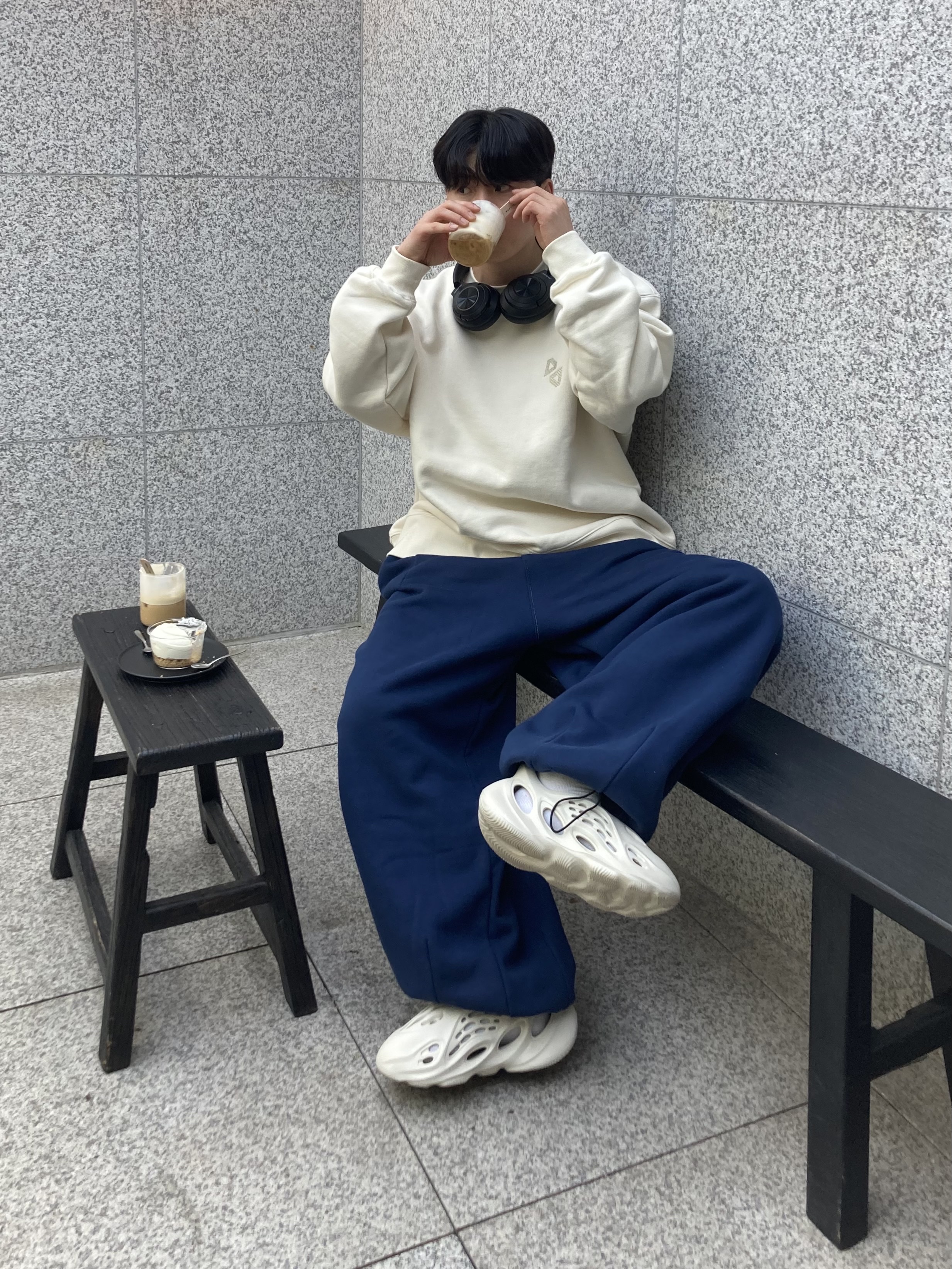 Adidas Yeezy Foam RNNR Sand 착용 스타일 - 1
