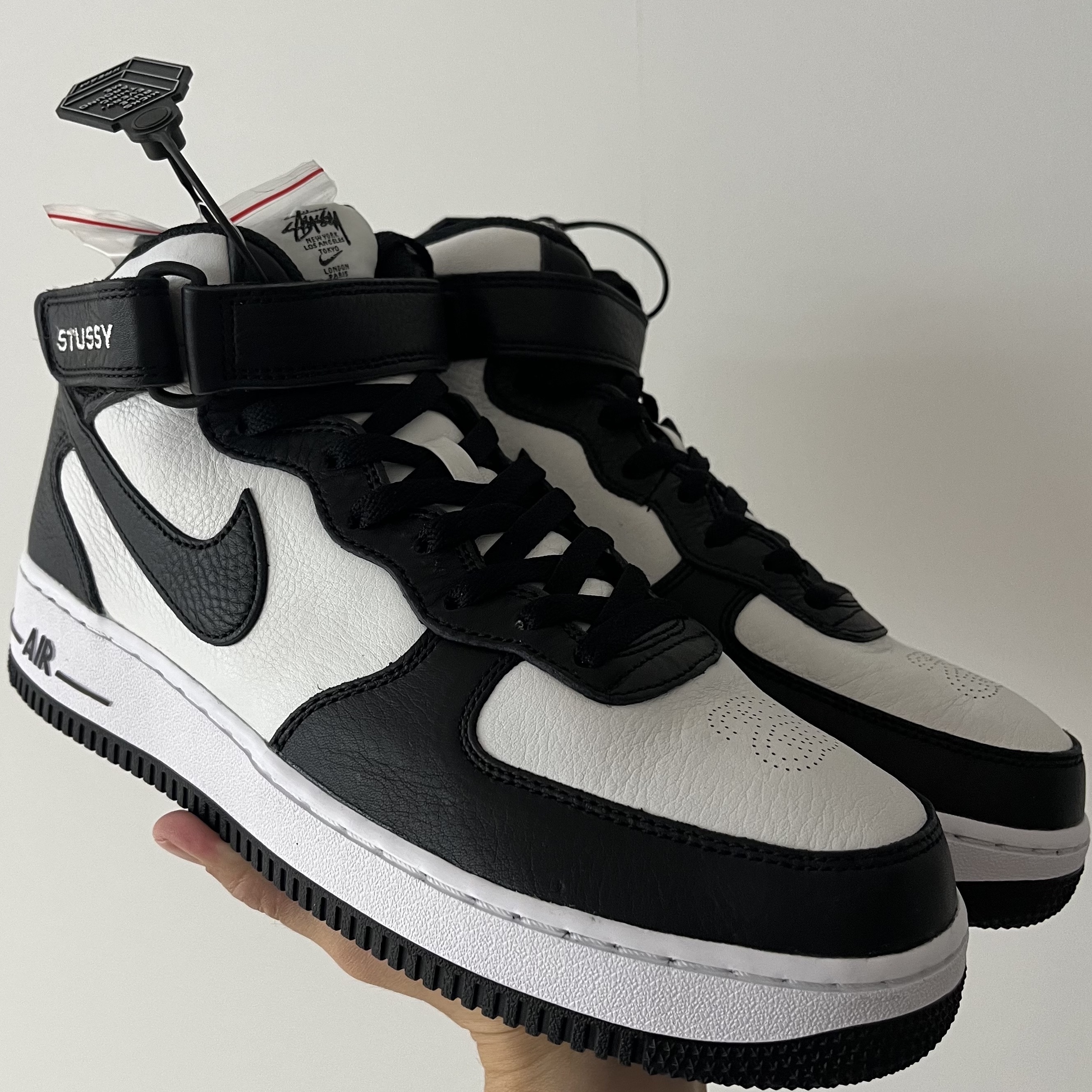 Nike x Stussy Air Force 1 '07 Mid SP Black and Light Bone 착용 스타일 - 3