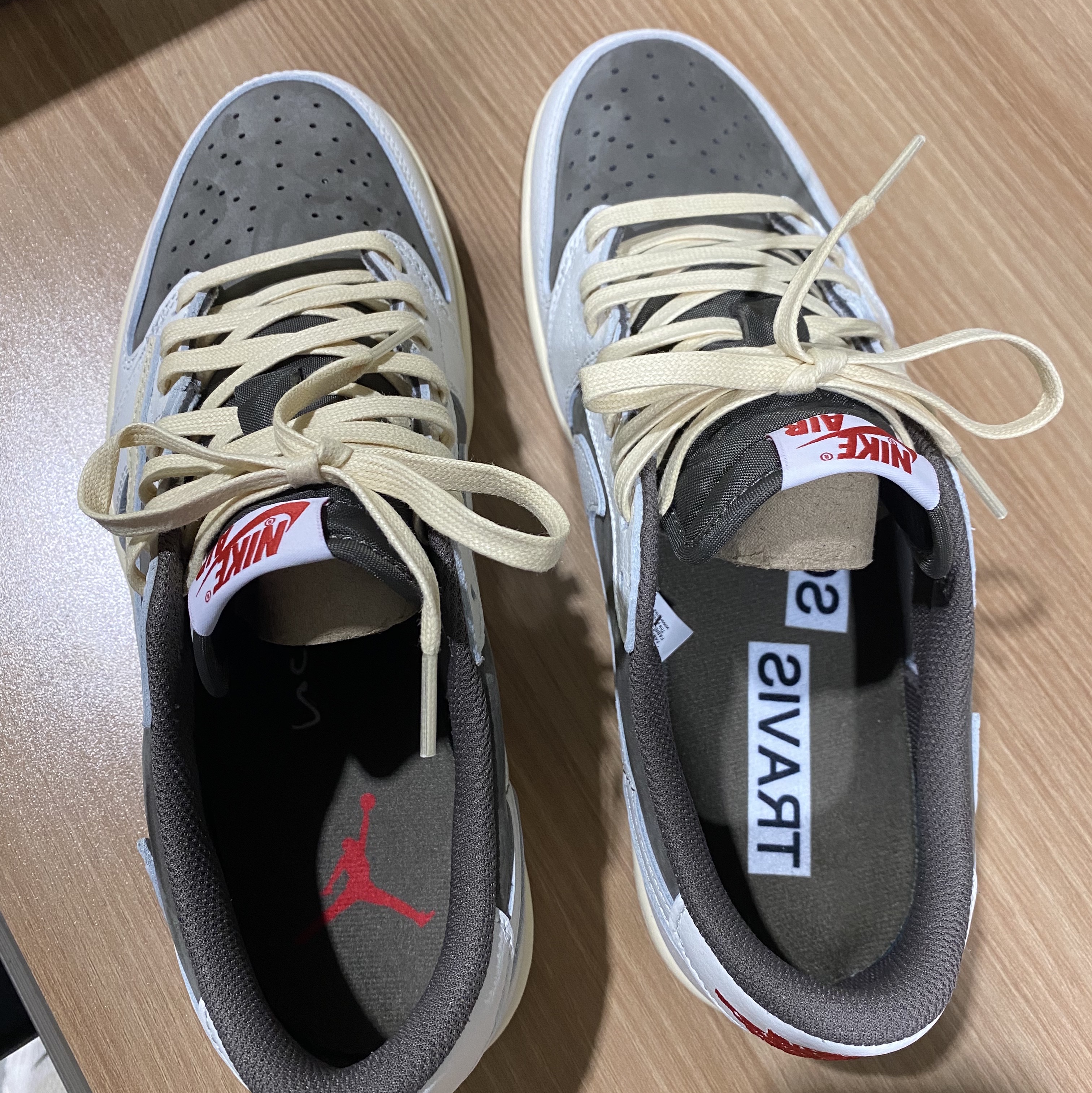Jordan 1 x Travis Scott Retro Low OG SP Sail and Ridgerock 착용 스타일 - 1