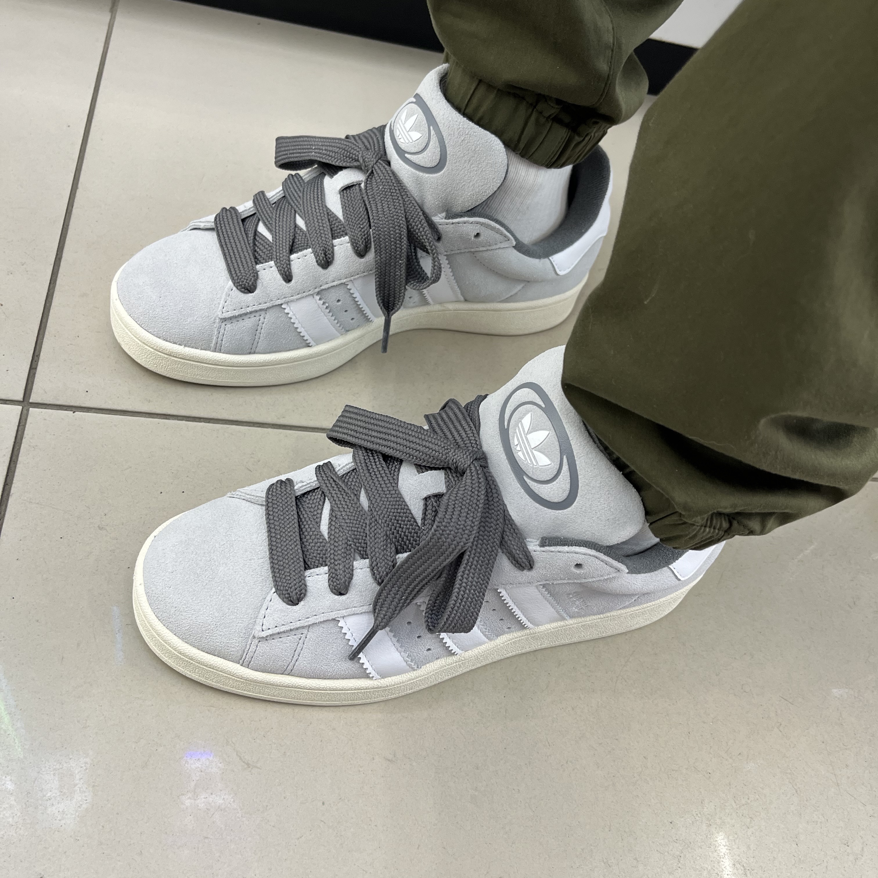Adidas Campus 00s Grey One 착용 스타일 - 2