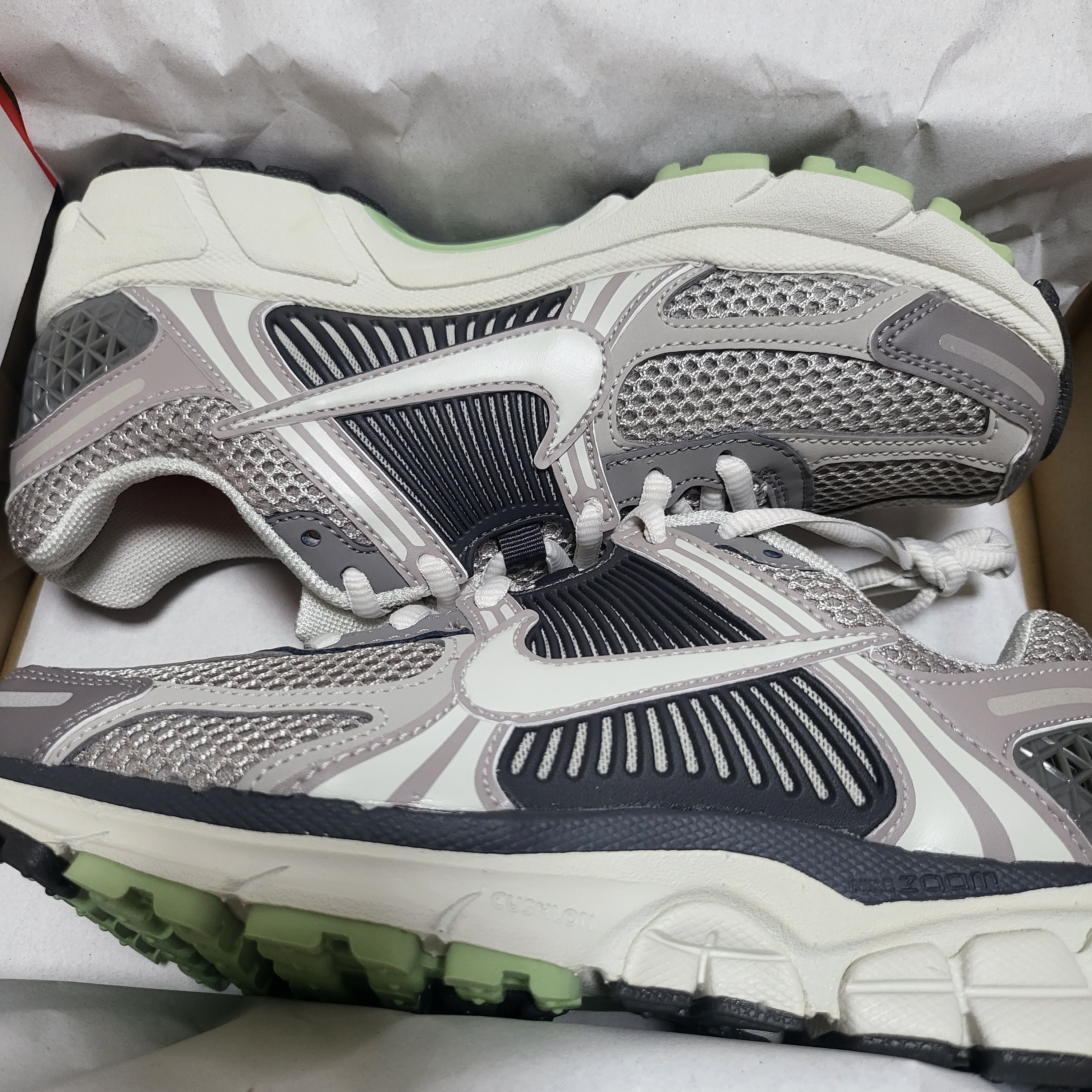 (W) Nike Zoom Vomero 5 Cobblestone and Flat Pewter, (W) Nike Zoom Vomero 5 Oatmeal 착용 스타일 - 1