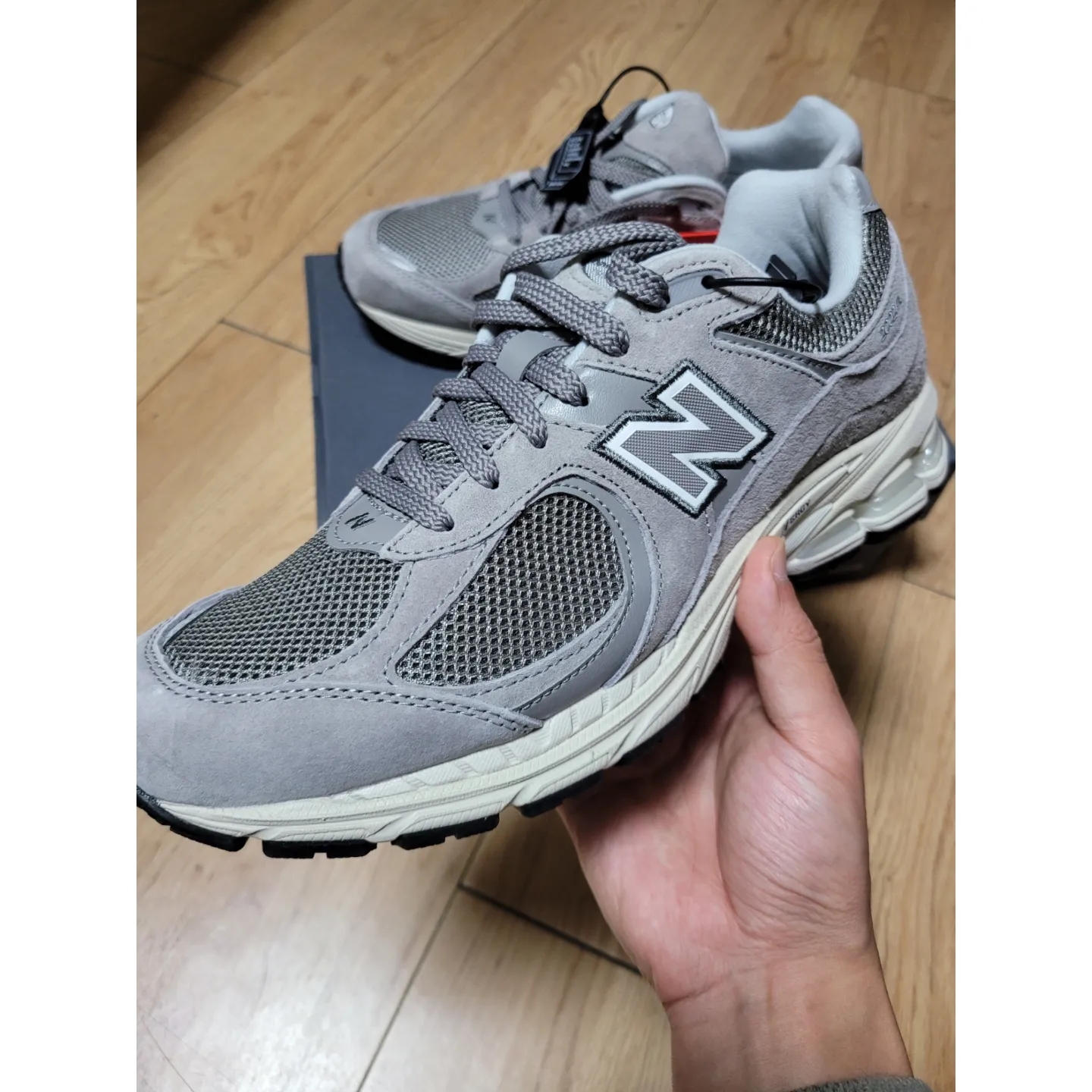 New Balance 2002R Grey 착용 스타일 - 1