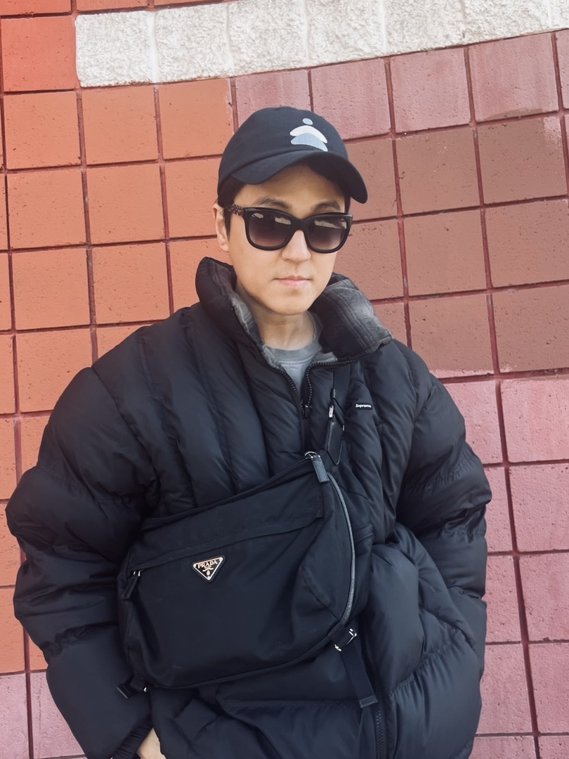Supreme Flannel Reversible Puffer Jacket Black - 22FW, Adidas Yeezy Boost 350 V2 Cream/Triple White 착용 스타일 - 2