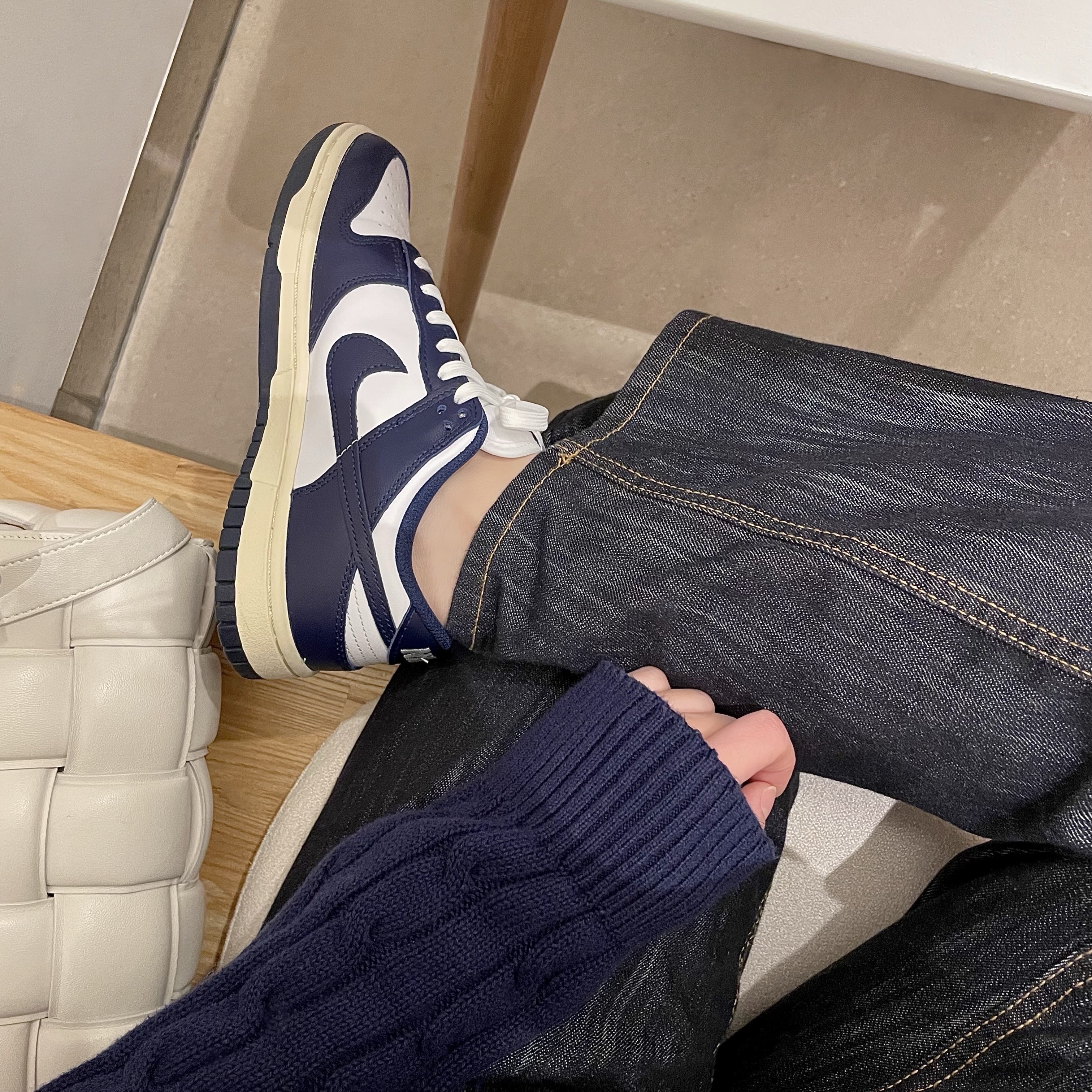 (W) Nike Dunk Low Vintage Midnight Navy, Bottega Veneta Padded Leather Cassette Chalk 착용 스타일