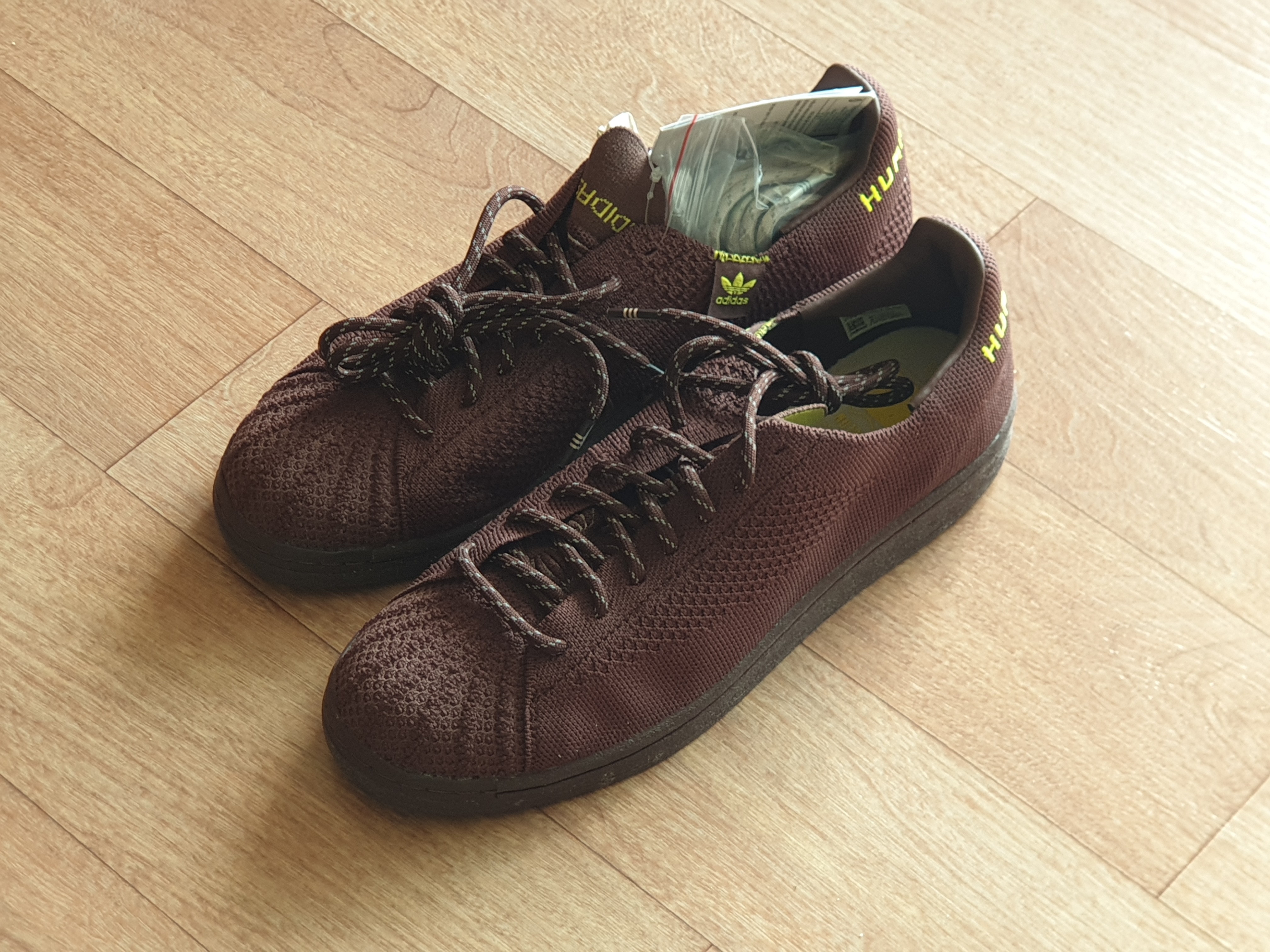 Adidas x Pharrell Williams Superstar Primeknit Brown 착용 스타일 - 2