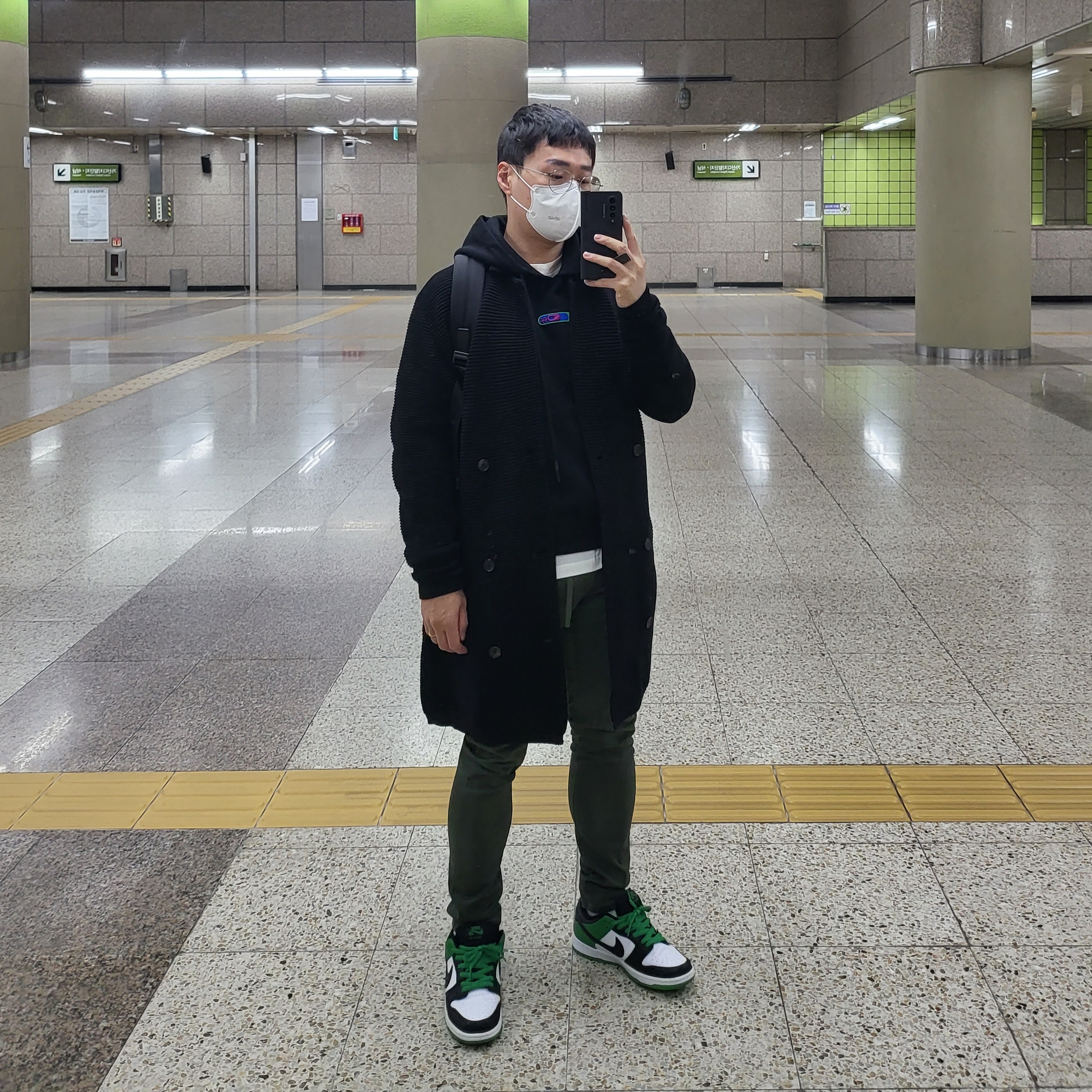 Nike SB Dunk Low Pro Black and Classic Green, Off-White Weed Arrow Oversized Hoodie Black 착용 스타일 - 1