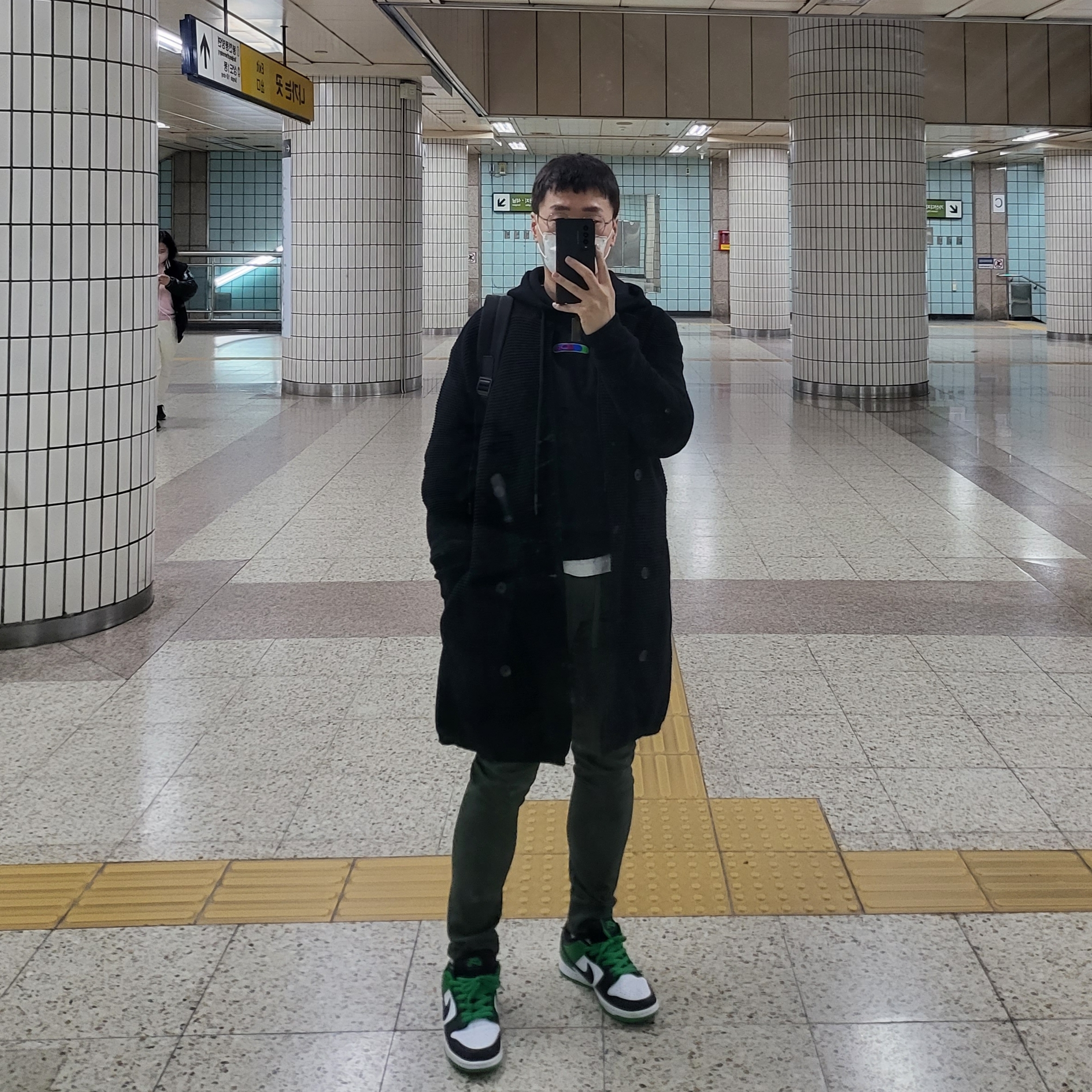Nike SB Dunk Low Pro Black and Classic Green, Off-White Weed Arrow Oversized Hoodie Black 착용 스타일 - 3