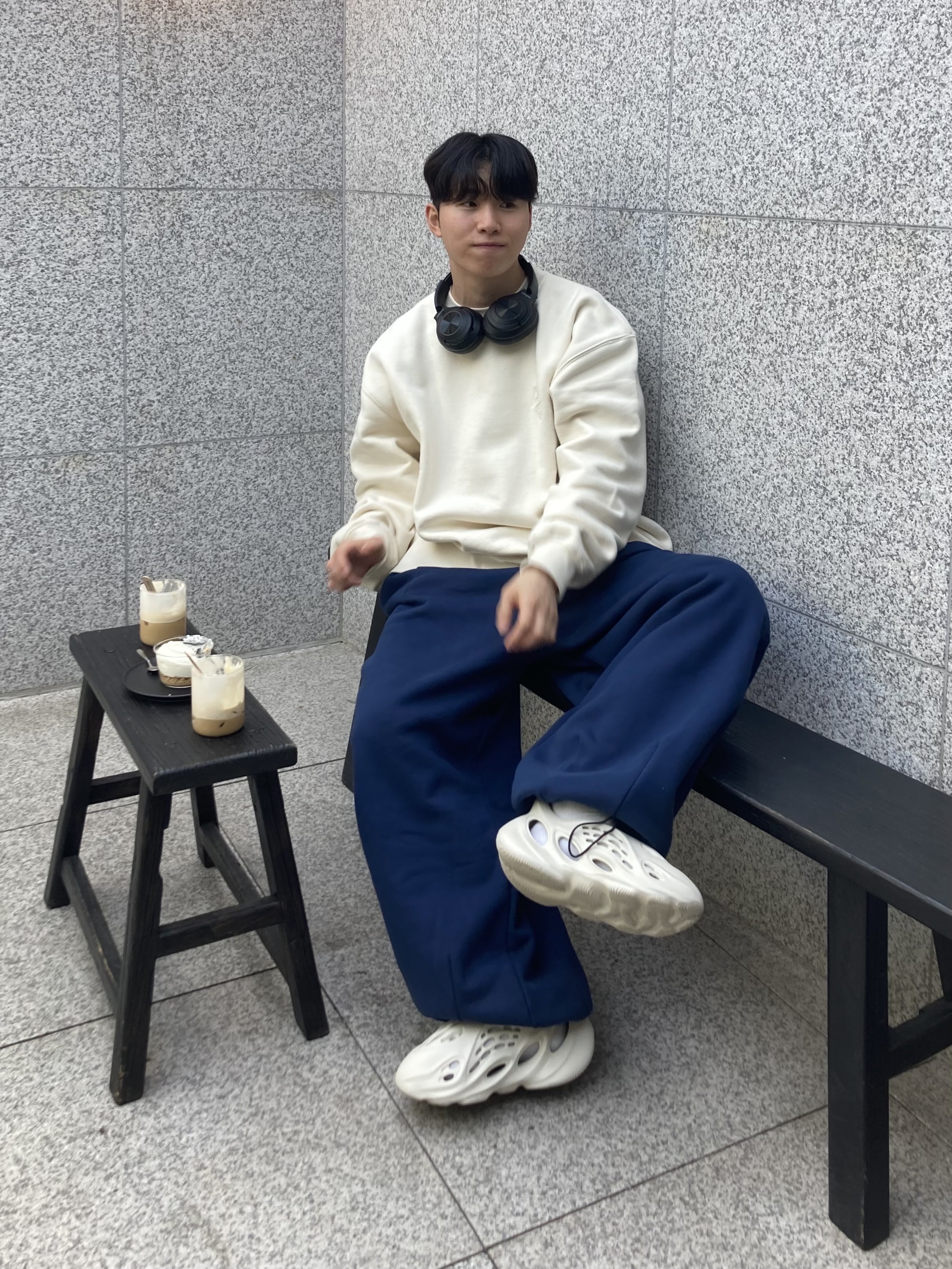 Adidas Yeezy Foam RNNR Sand 착용 스타일 - 2