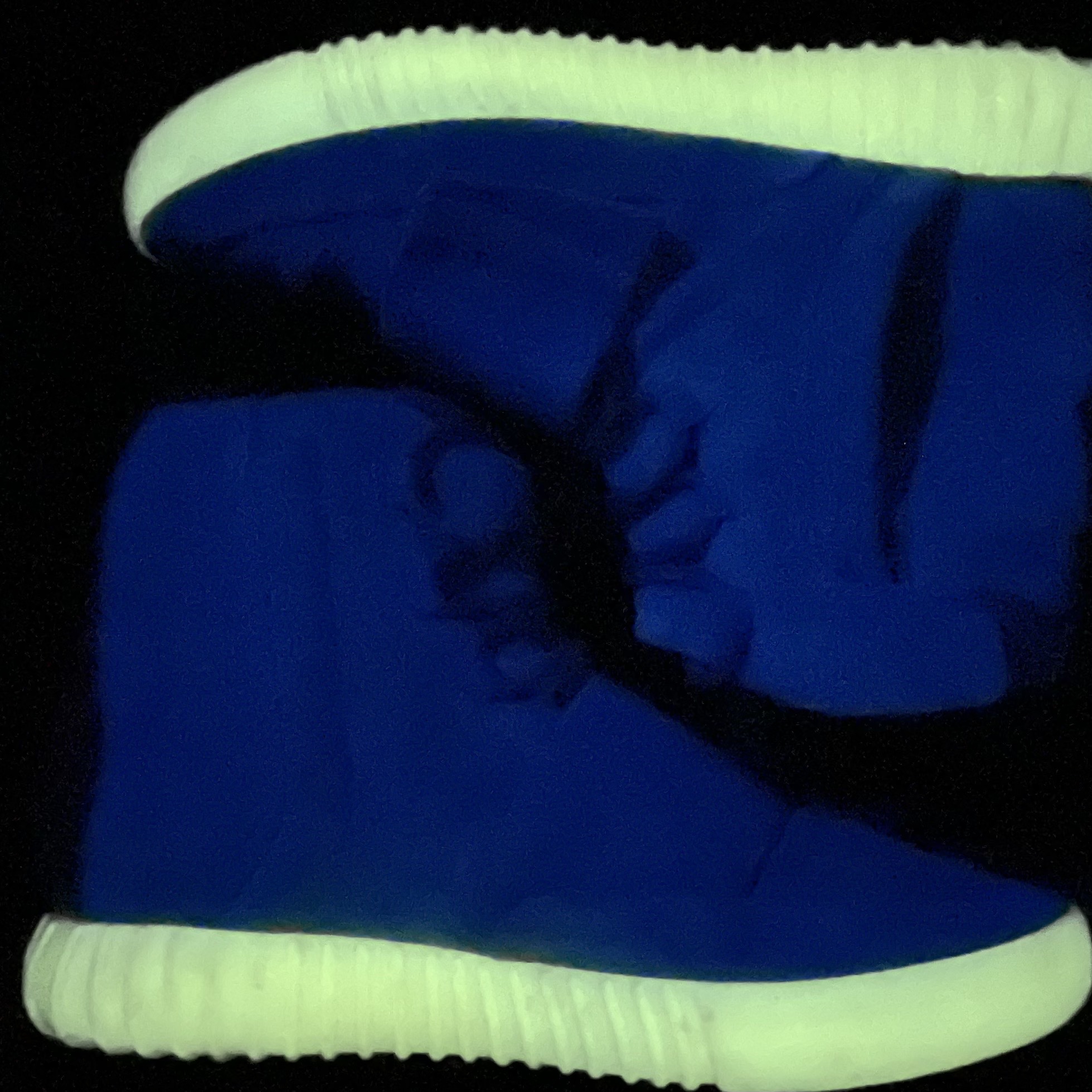 Adidas Yeezy Boost 750 Light Grey Glow In the Dark 착용 스타일 - 3