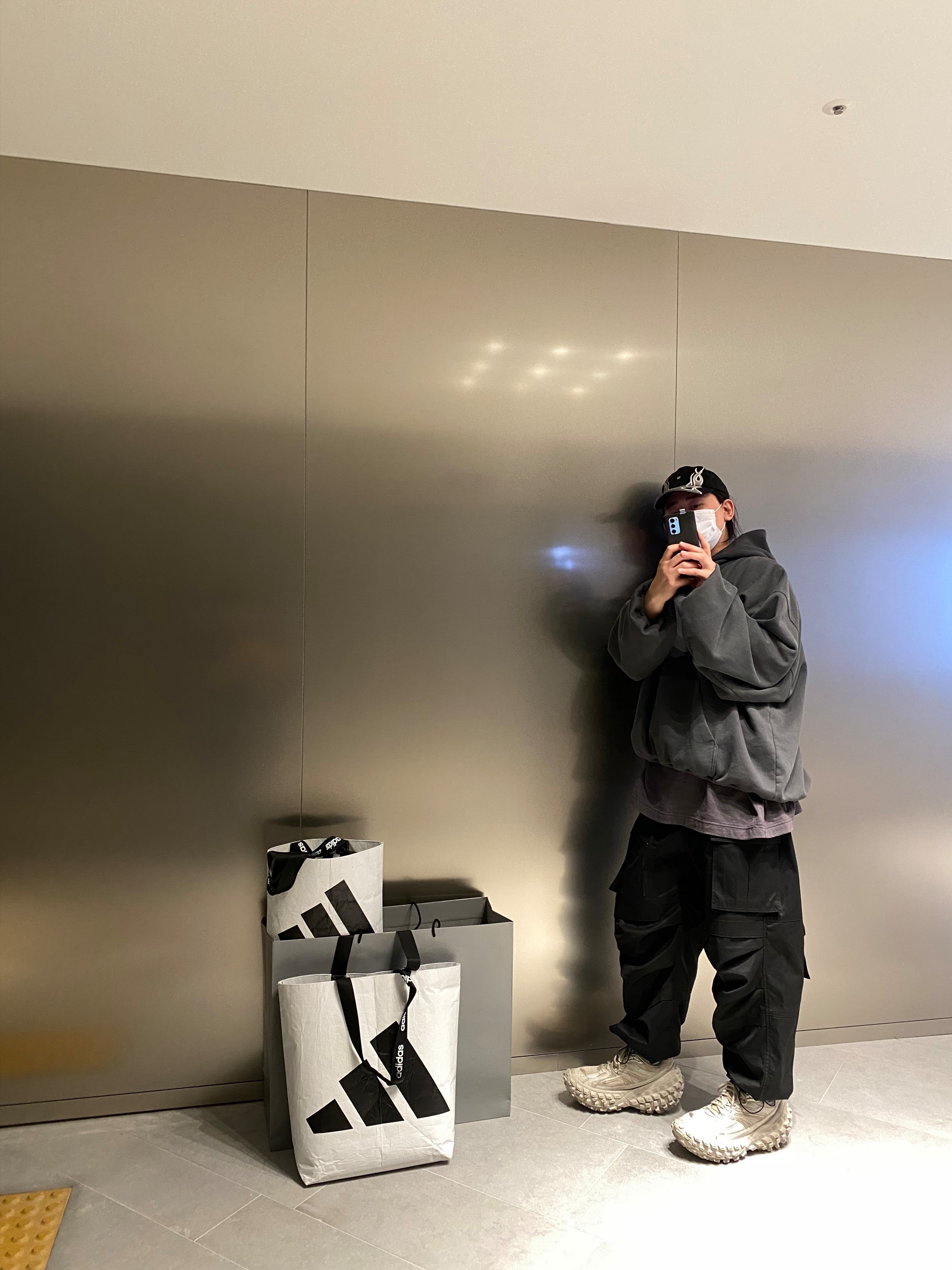 Yeezy Gap Engineered By Balenciaga Dove Hoodie Dark Grey, Balenciaga Defender Sneakers Beige 착용 스타일 - 2