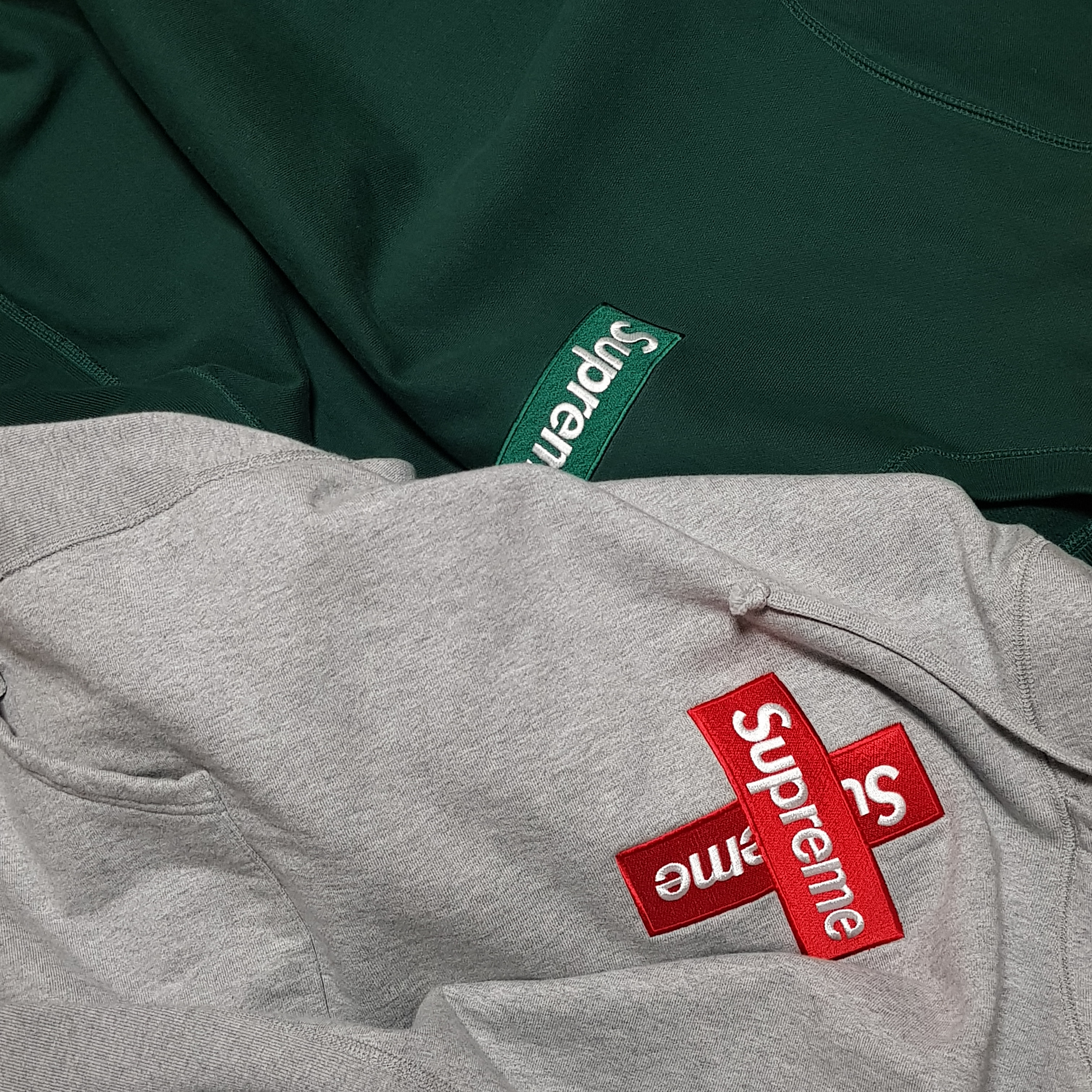 Supreme Box Logo Crewneck Dark Green - 18FW, Supreme Cross Box Logo Hooded Sweatshirt Heather Grey - 20FW 착용 스타일