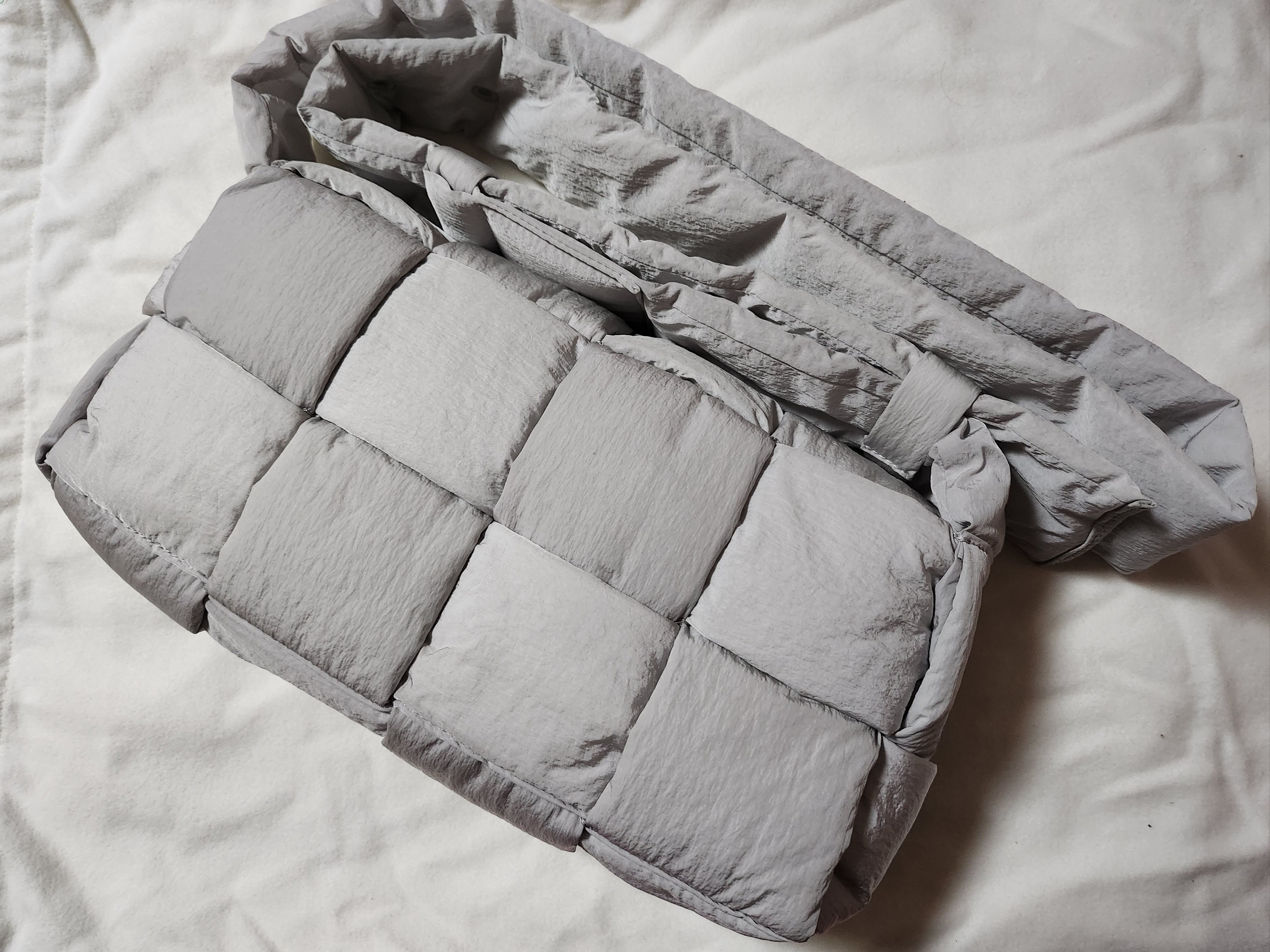 Bottega Veneta Padded Tech Cassette Frost 착용 스타일 - 1