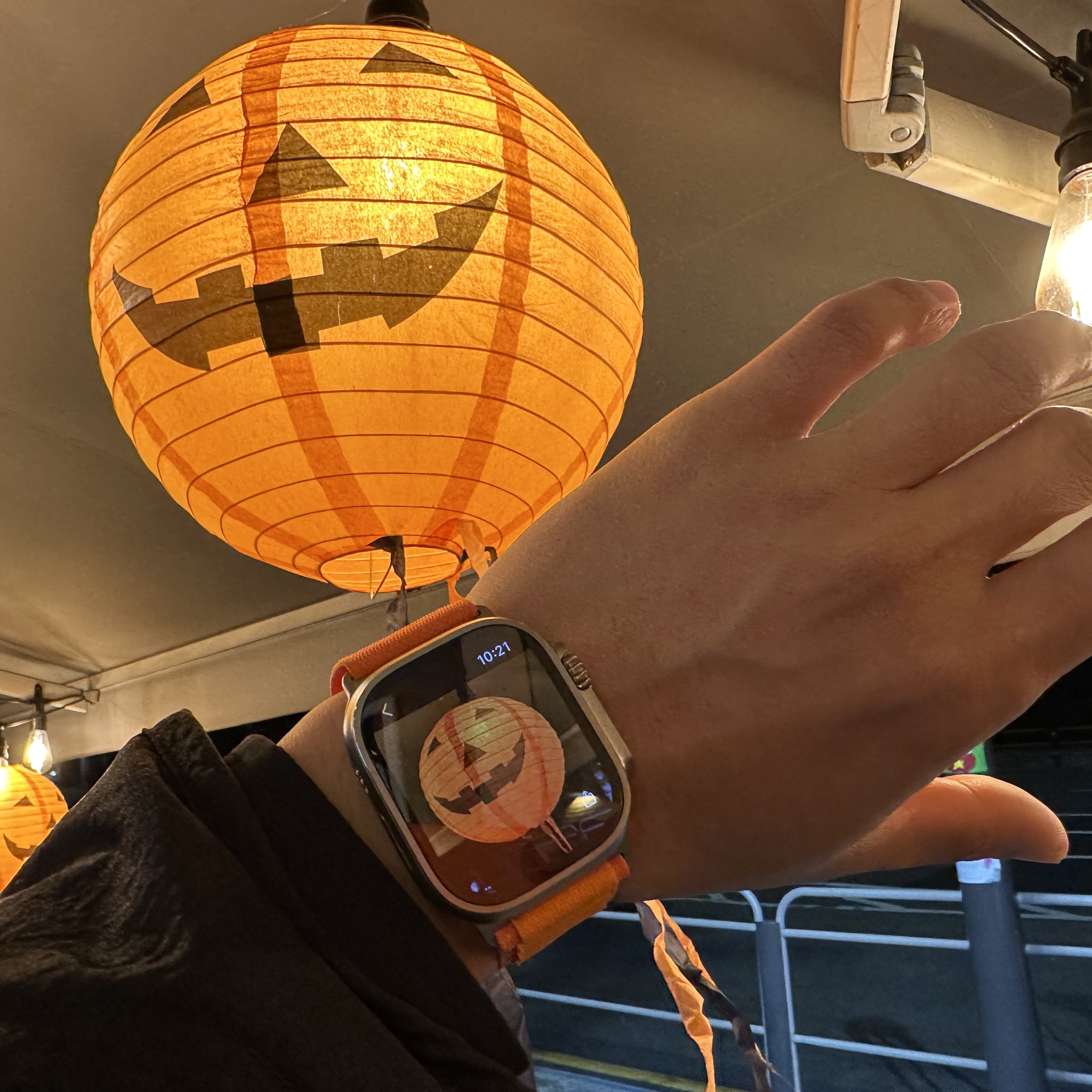 Apple Watch Ultra 49mm Titanium Case with M Alpine Loop Orange (Korean Ver.), Apple Watch Ultra 49mm Titanium Case with S Alpine Loop Orange (Korean Ver.) 착용 스타일 - 1