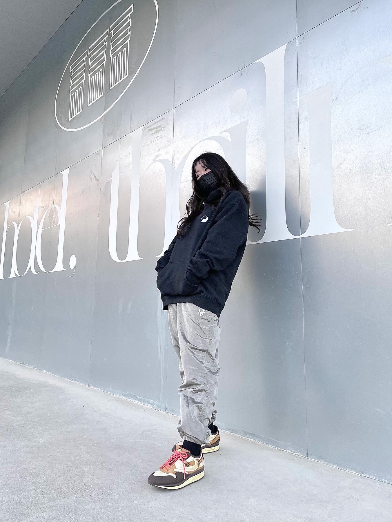 Nike x Travis Scott Air Max 1 Cact.us Brown, Stussy x Our Legacy Drop Shadow Pigment Dyed Hoodie Black 착용 스타일