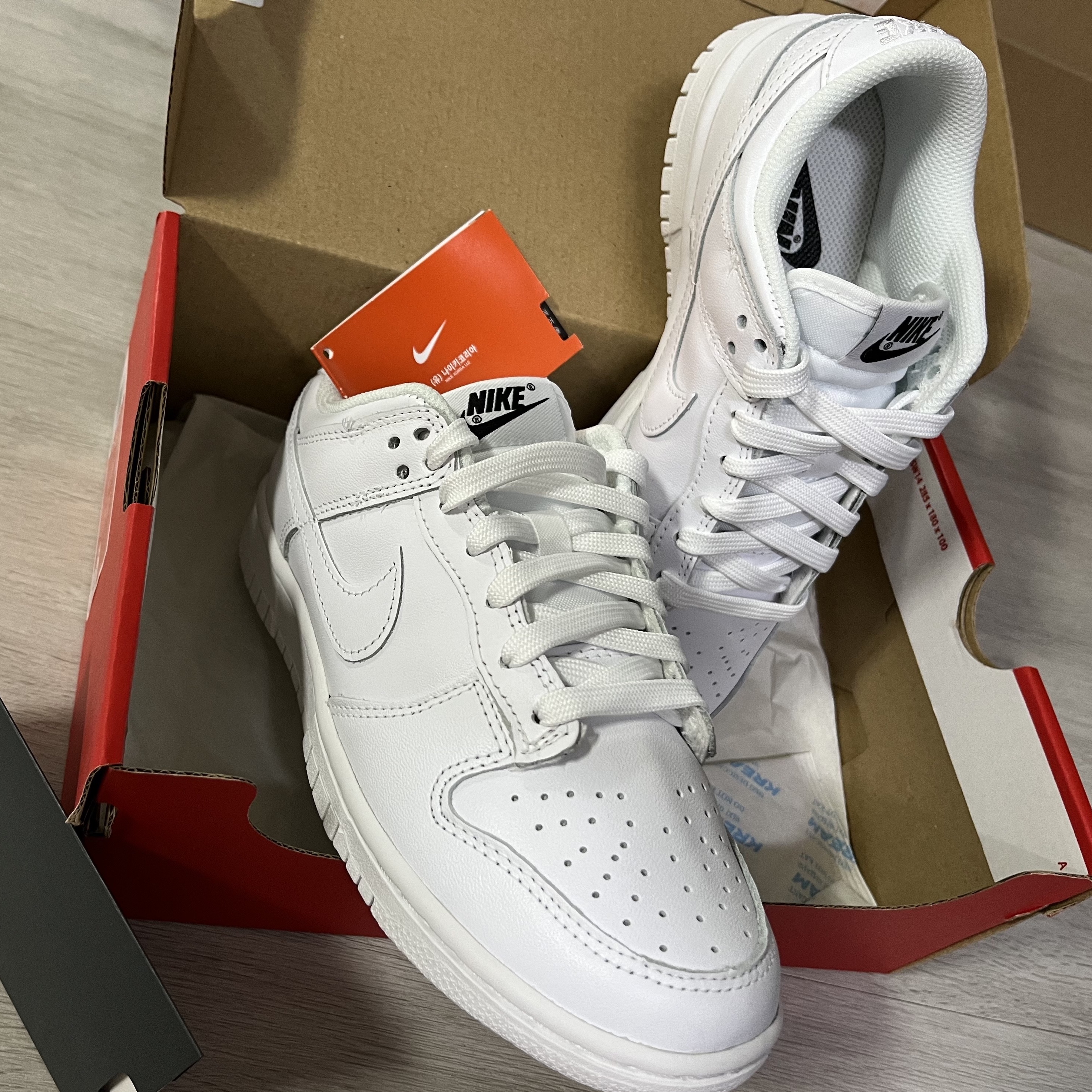 (W) Nike Dunk Low Triple White, Louis Vuitton Mini Boite Chapeau Monogram 착용 스타일 - 3