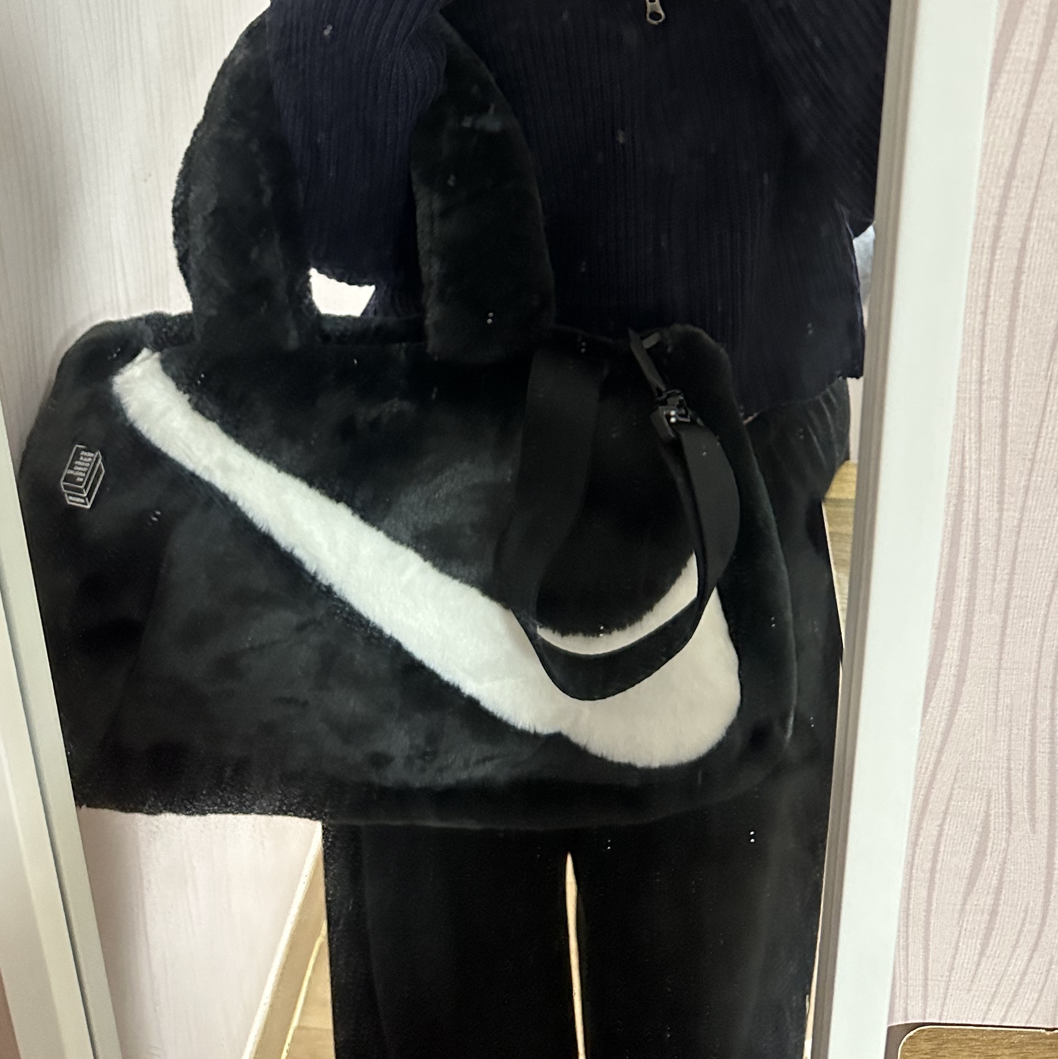 Nike NSW Faux Fur Tote Bag Black 착용 스타일