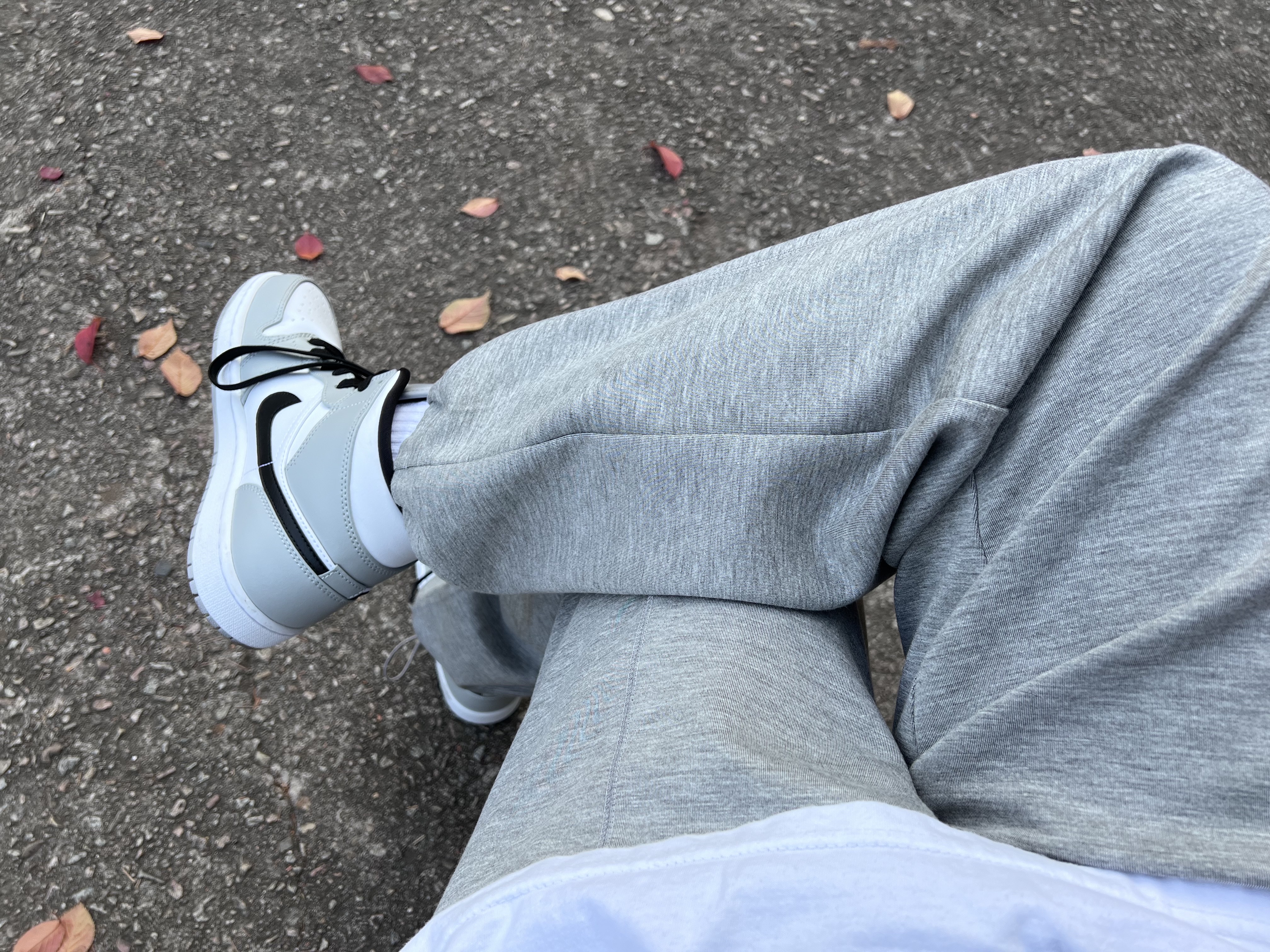 Jordan 1 Mid Light Smoke Grey 착용 스타일