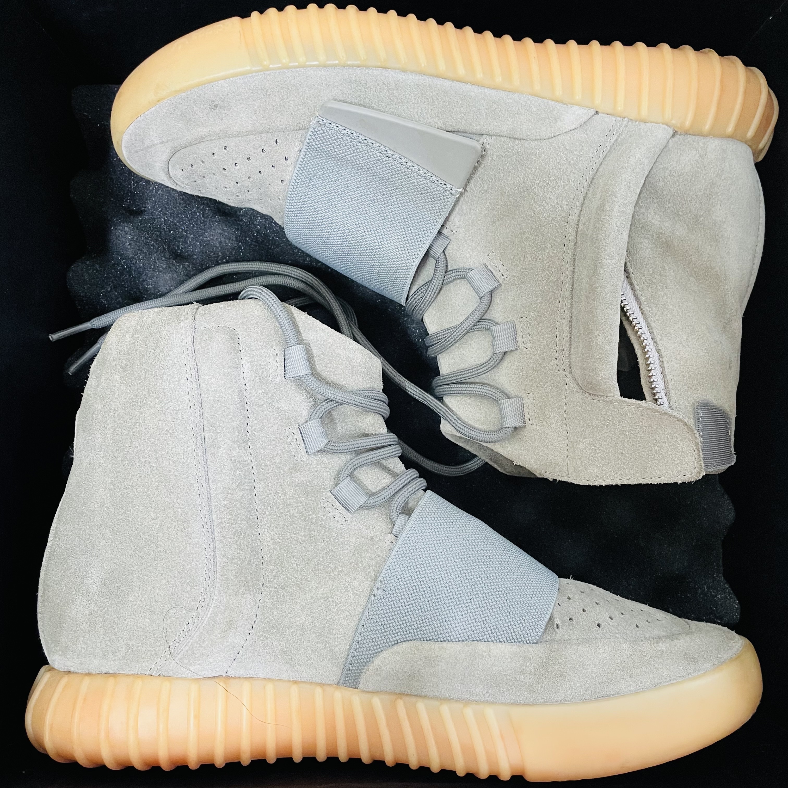 Adidas Yeezy Boost 750 Light Grey Glow In the Dark 착용 스타일 - 2