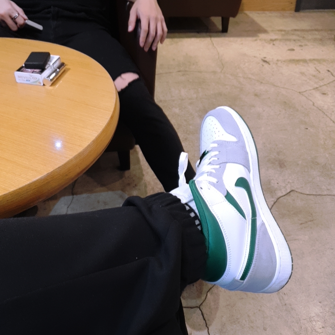 Jordan 1 Mid SE Pine Green Light Smoke Grey 착용 스타일