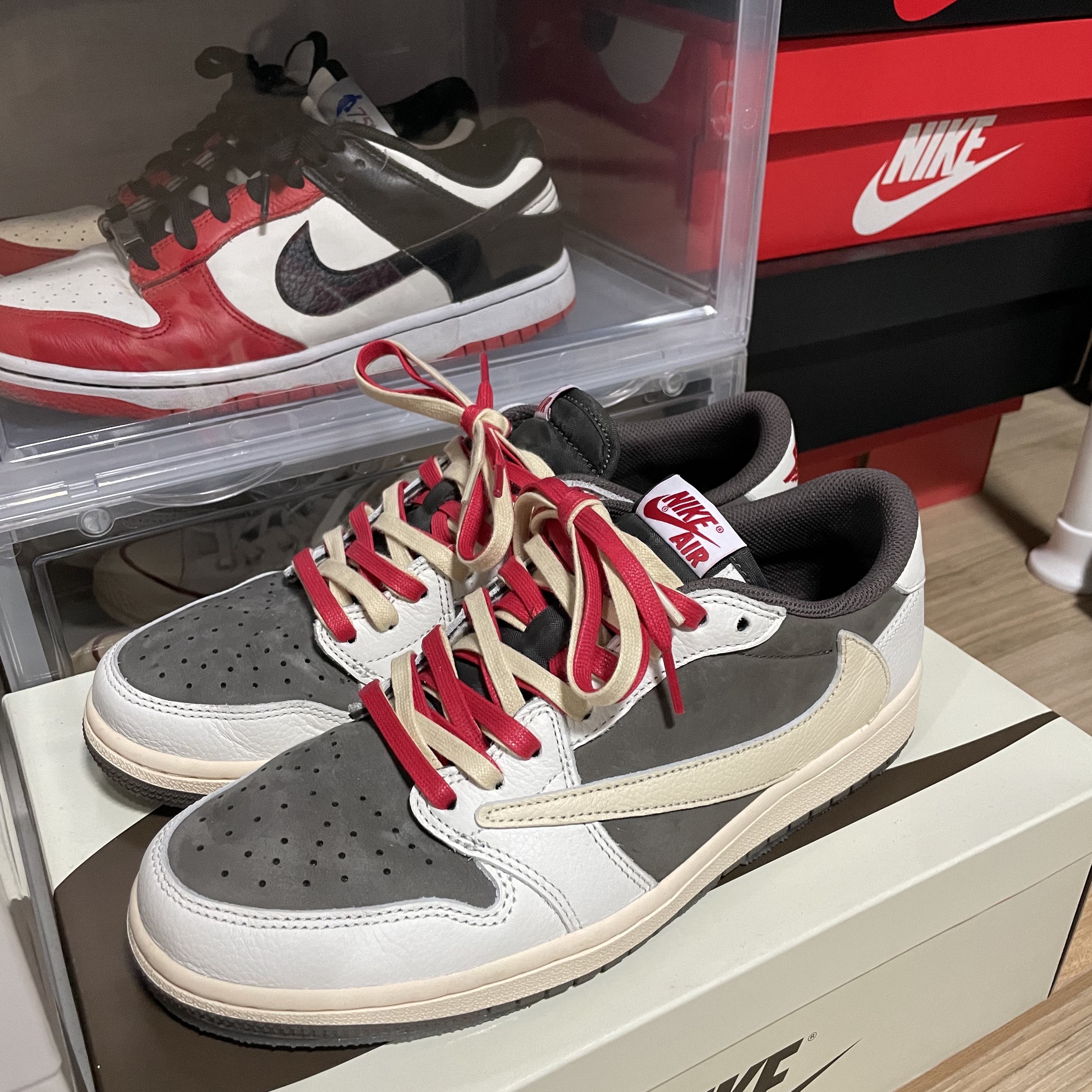 Jordan 1 x Travis Scott Retro Low OG SP Sail and Ridgerock, Nike x NBA Dunk Low Retro EMB Black and Chile Red 착용 스타일