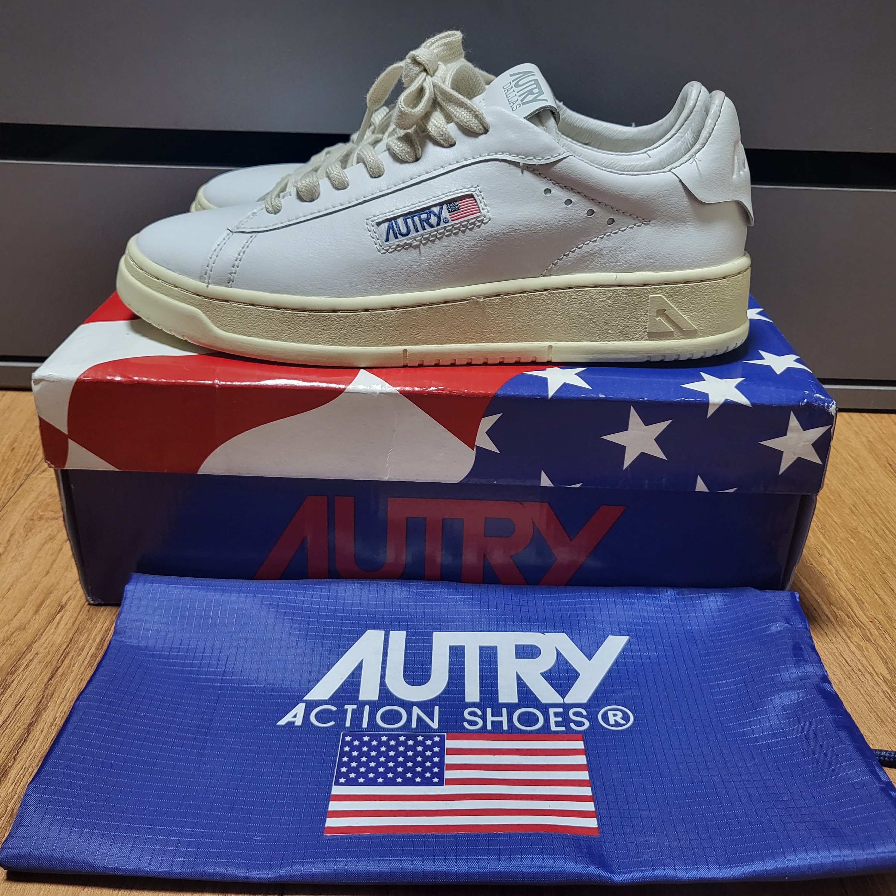 (W) Autry Dallas Low Leather Sneakers White 착용 스타일