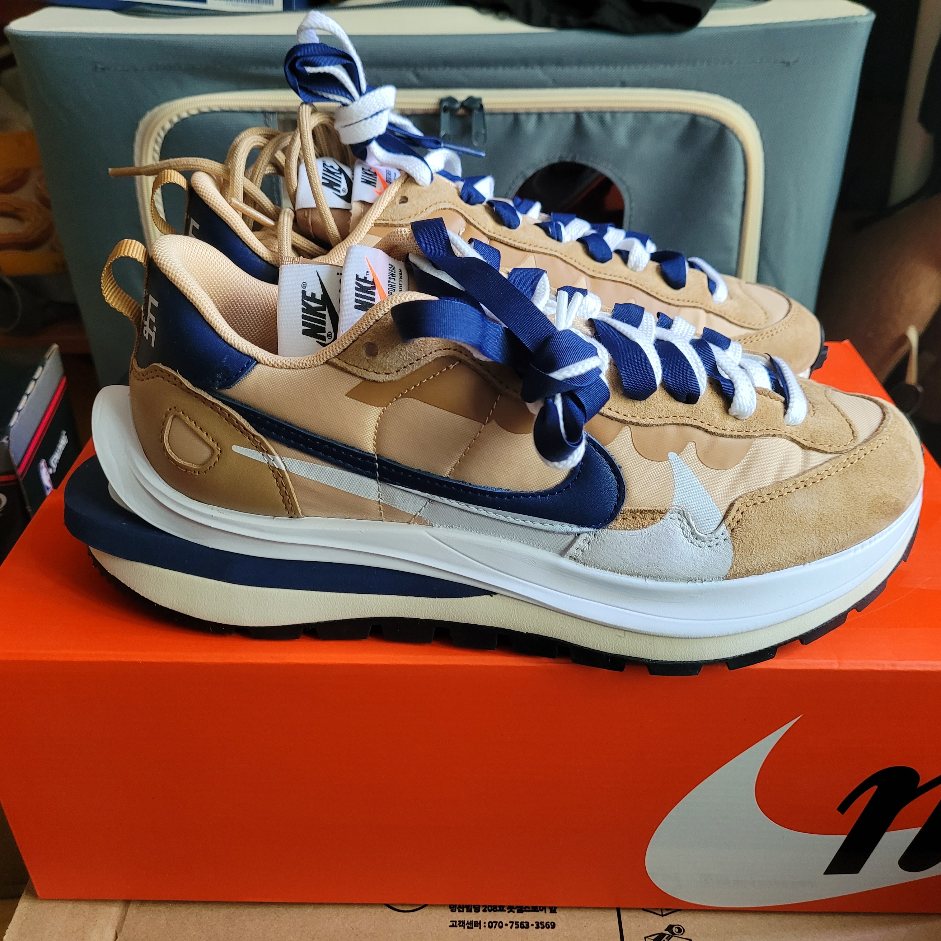 Nike x Sacai VaporWaffle Sesame and Blue Void 착용 스타일