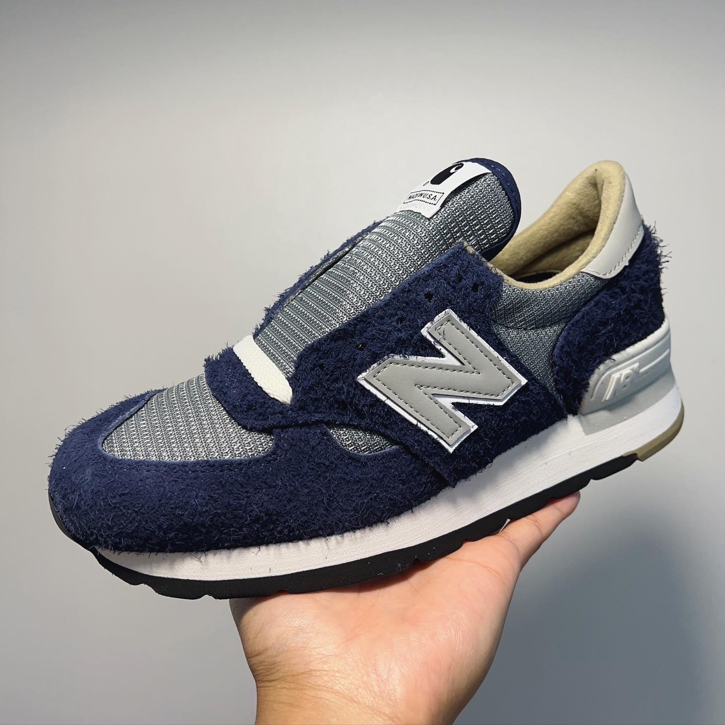 New Balance x Carhartt WIP 990v1 Made in USA Sculpture Center 착용 스타일 - 3